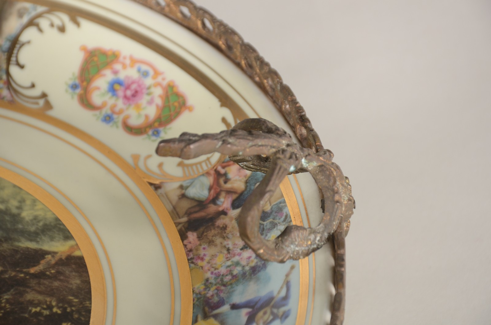 Fruteira de porcelana decorada com cenas românticas em policromia... - foto 5 de 9