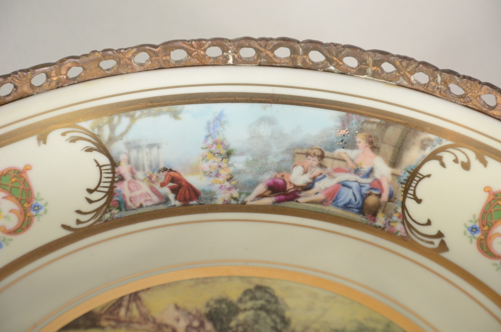 Fruteira de porcelana decorada com cenas românticas em policromia... - foto 7 de 9