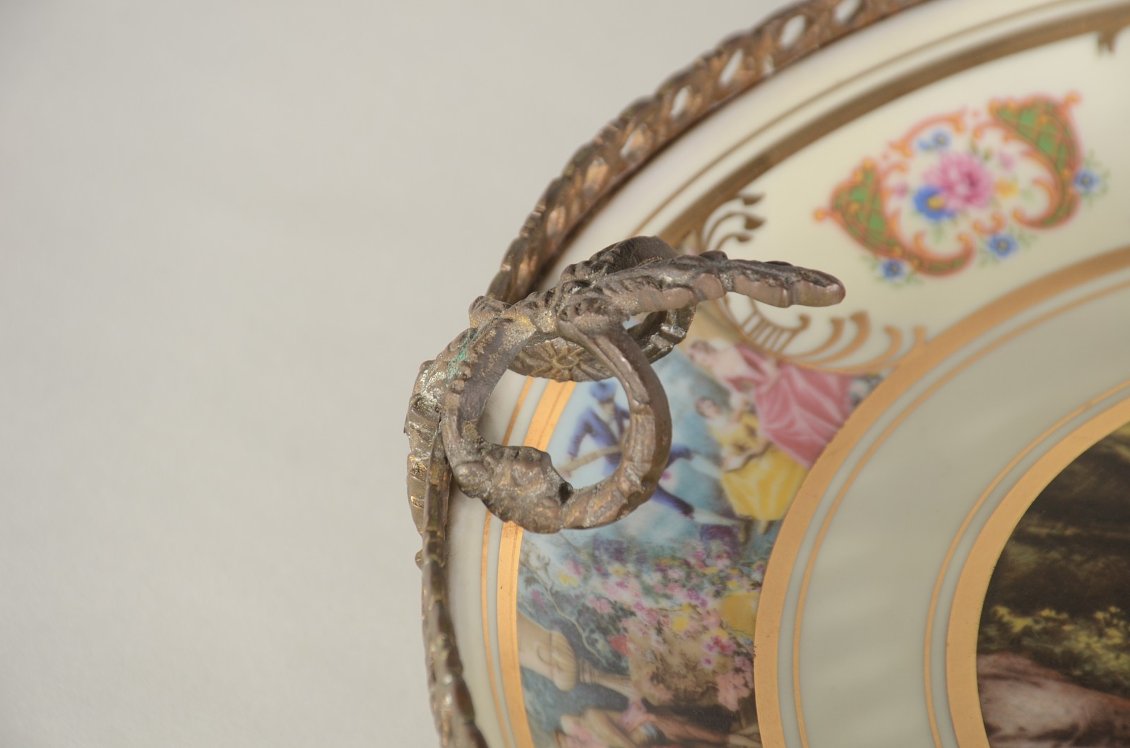 Fruteira de porcelana decorada com cenas românticas em policromia... - foto 8 de 9