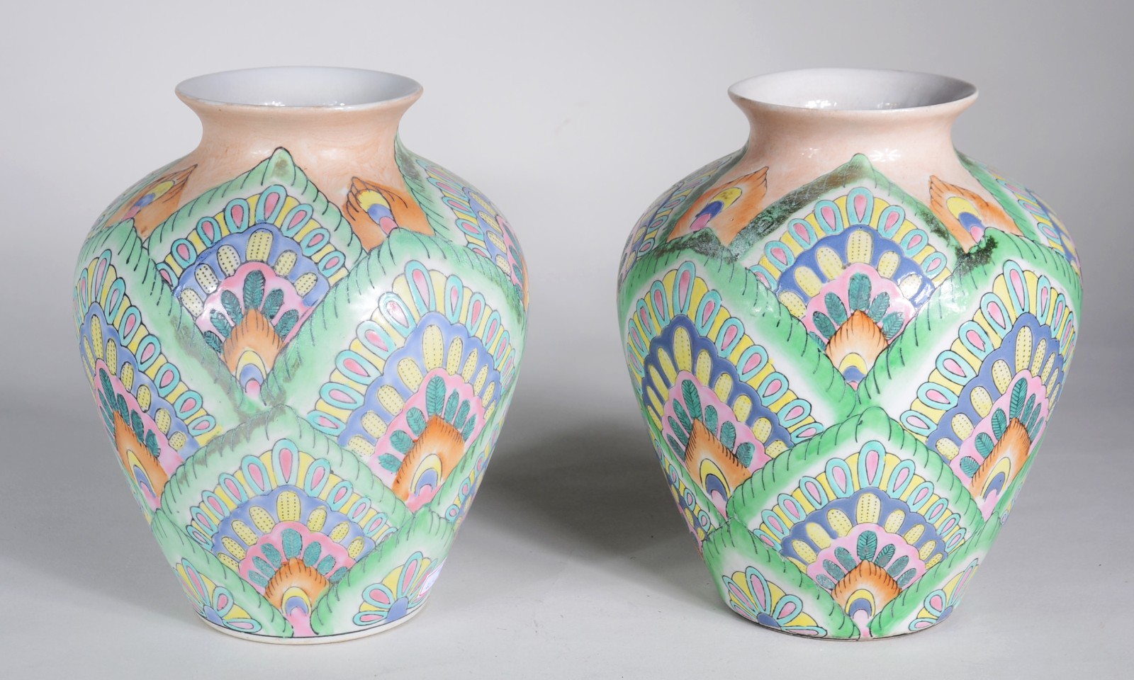 Par de vasos decorativos de porcelana policromada. - foto 1 de 6