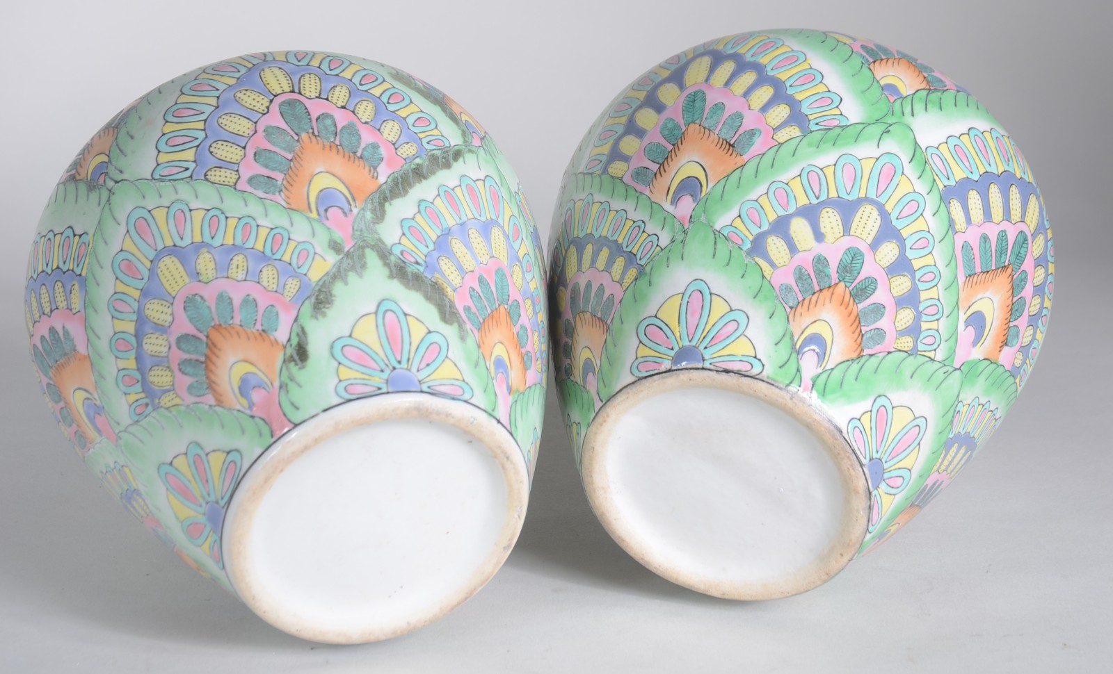 Par de vasos decorativos de porcelana policromada. - foto 6 de 6
