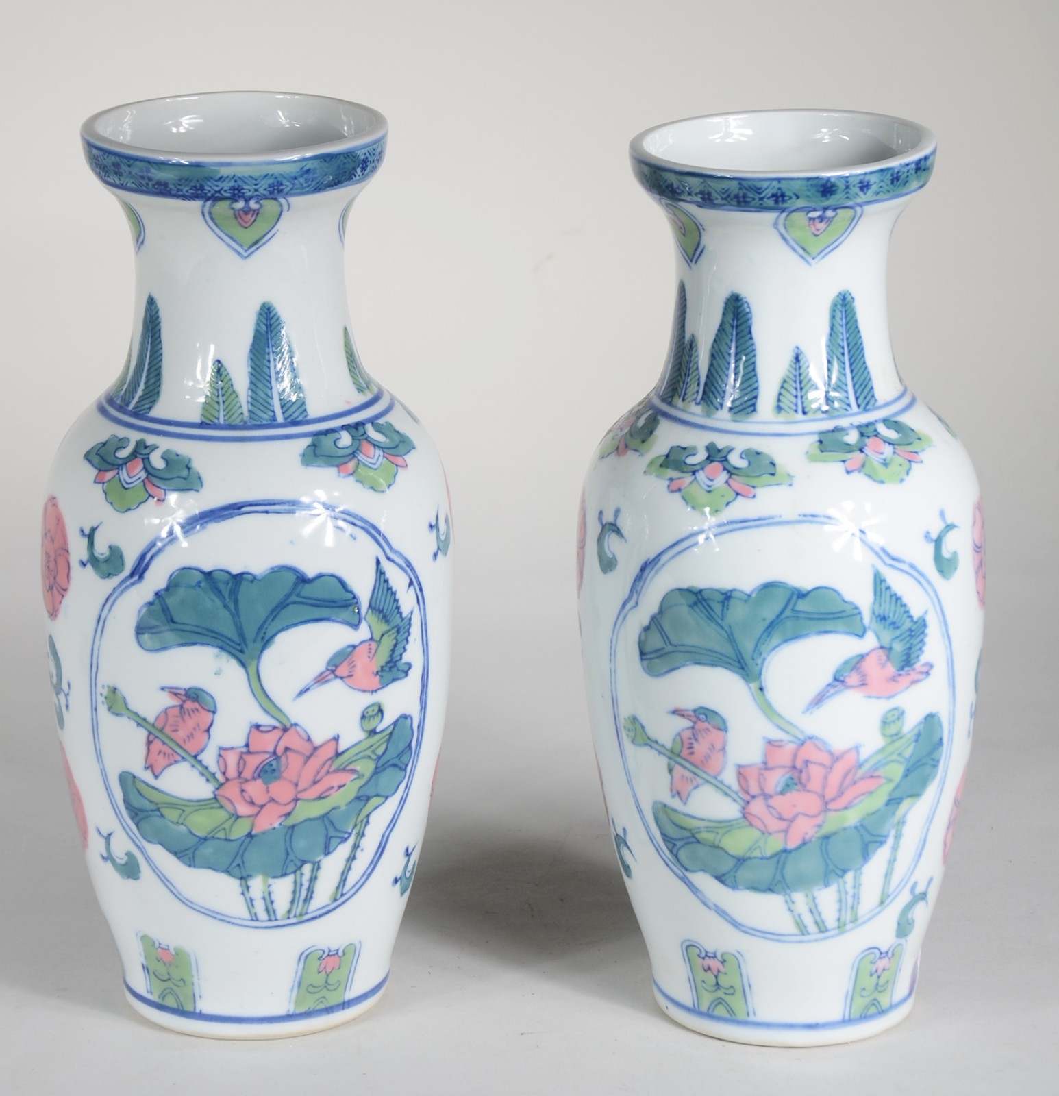Par de vasos de porcelana, decoração com flores e pássaros em tons de... - foto 1 de 5