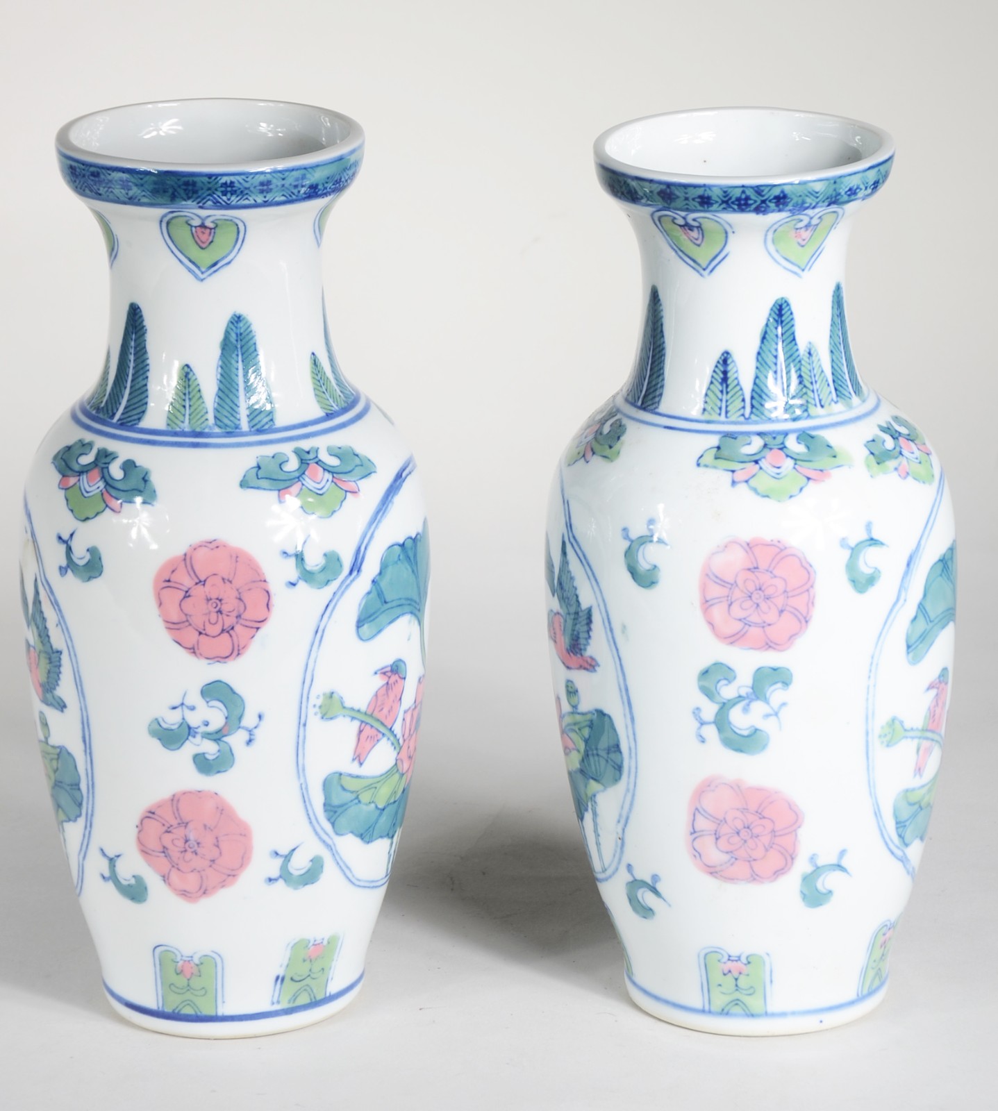 Par de vasos de porcelana, decoração com flores e pássaros em tons de... - foto 2 de 5