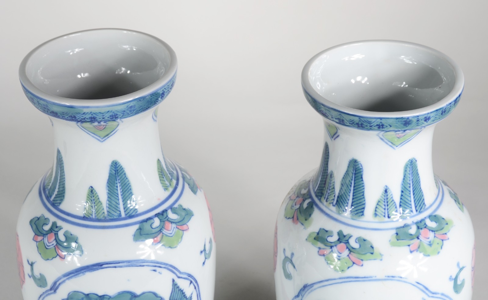 Par de vasos de porcelana, decoração com flores e pássaros em tons de... - foto 3 de 5