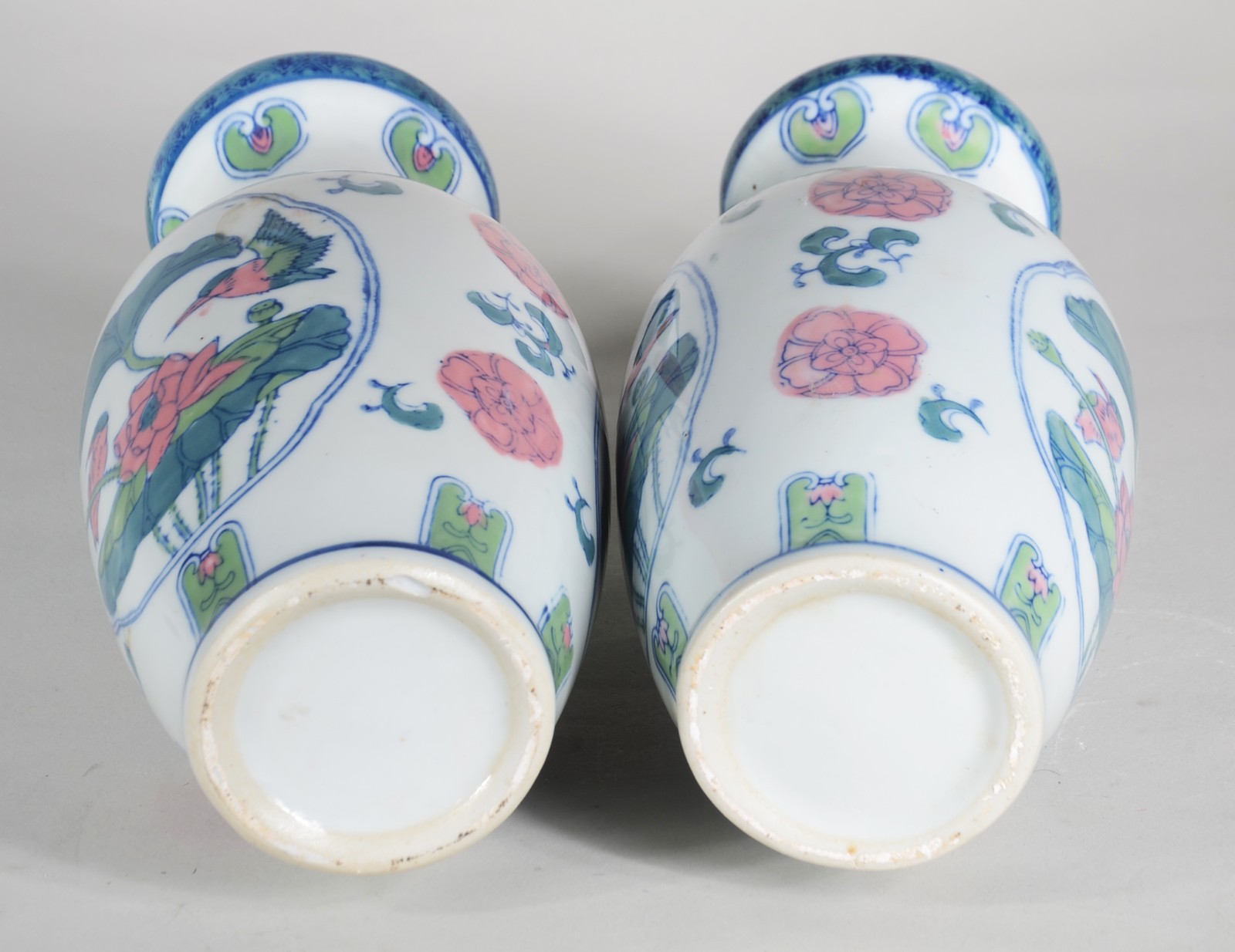 Par de vasos de porcelana, decoração com flores e pássaros em tons de... - foto 4 de 5