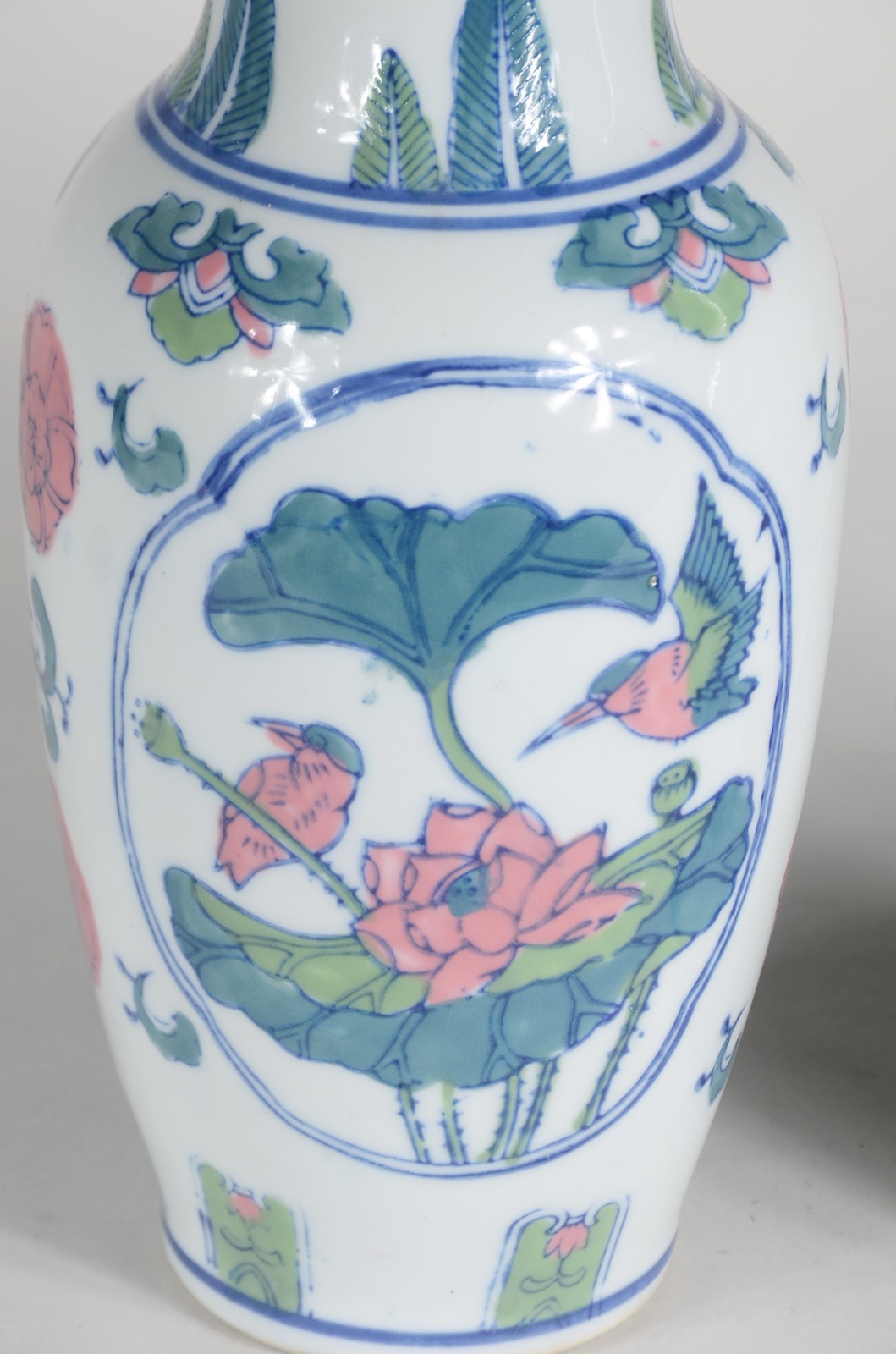 Par de vasos de porcelana, decoração com flores e pássaros em tons de... - foto 5 de 5