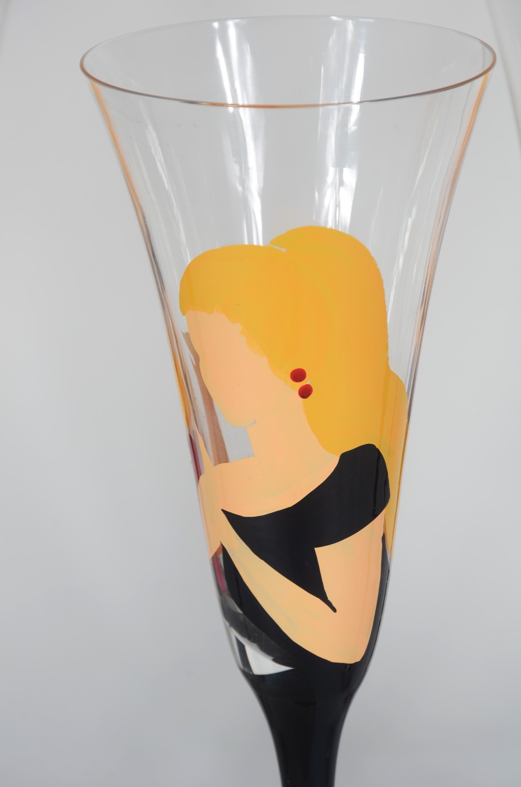 Seis flutes para champagne de vidro decorados com figuras femininas... - foto 3 de 6
