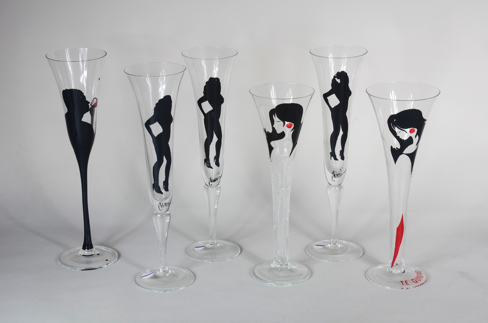 Seis flutes de vidro para champagne decoradas com figuras diversas em... - foto 1 de 8