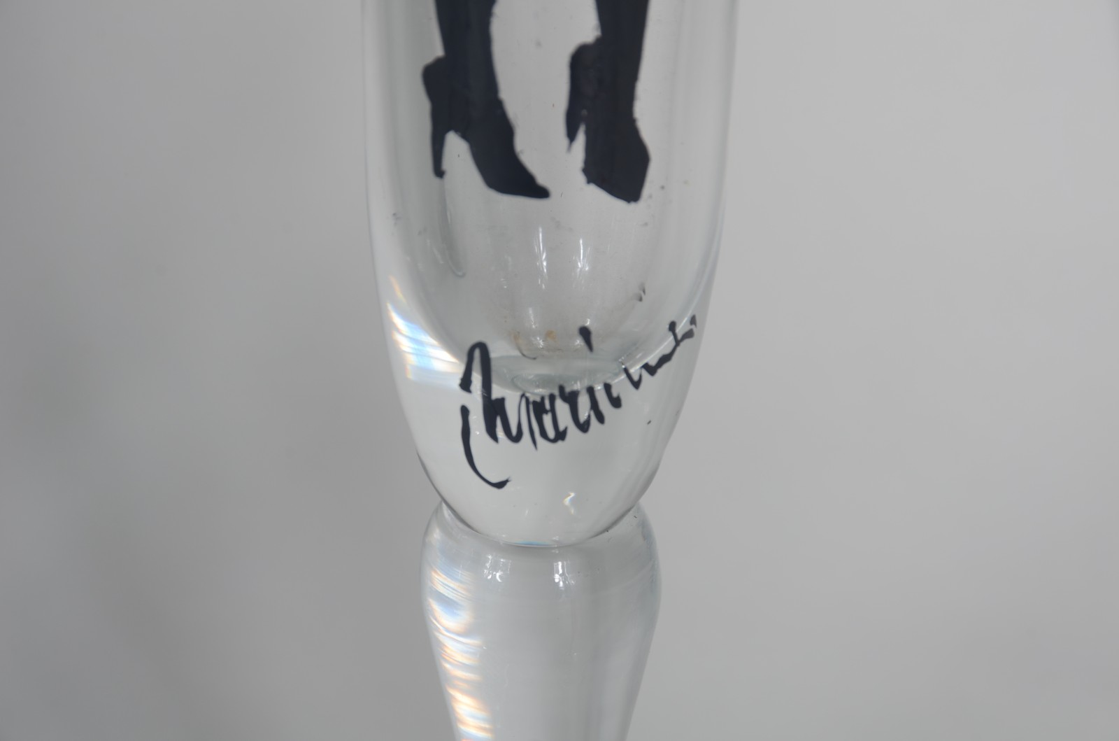 Seis flutes de vidro para champagne decoradas com figuras diversas em... - foto 2 de 8