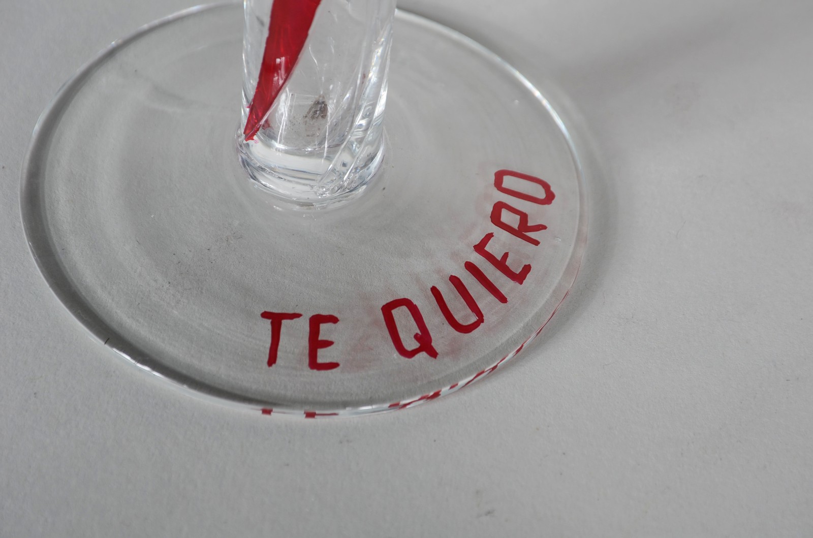 Seis flutes de vidro para champagne decoradas com figuras diversas em... - foto 4 de 8