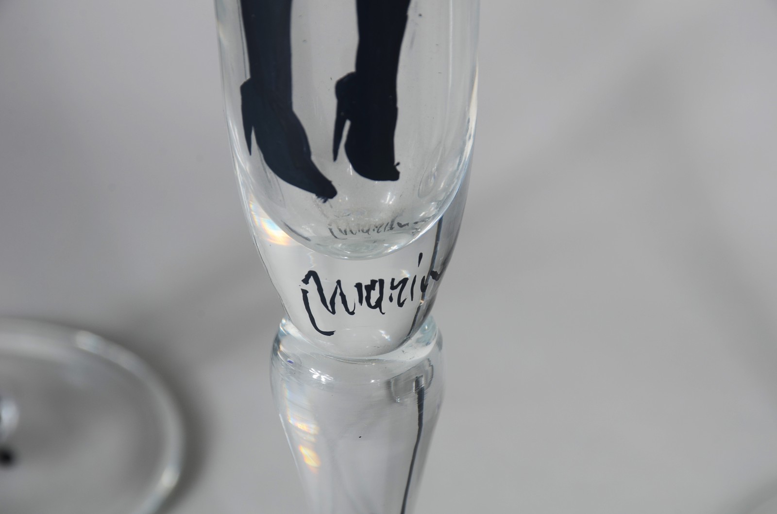 Seis flutes de vidro para champagne decoradas com figuras diversas em... - foto 5 de 8