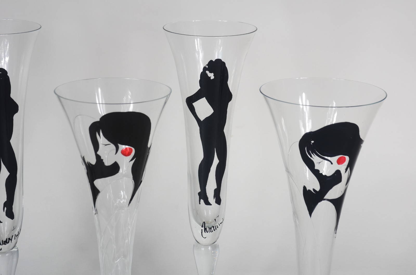 Seis flutes de vidro para champagne decoradas com figuras diversas em... - foto 6 de 8
