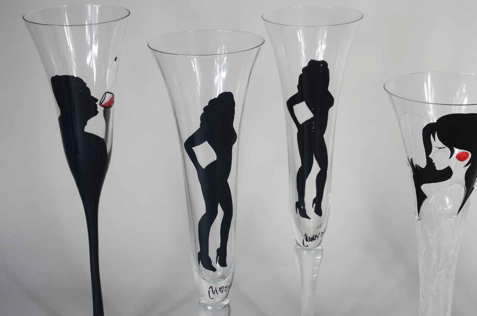 Seis flutes de vidro para champagne decoradas com figuras diversas em... - foto 7 de 8