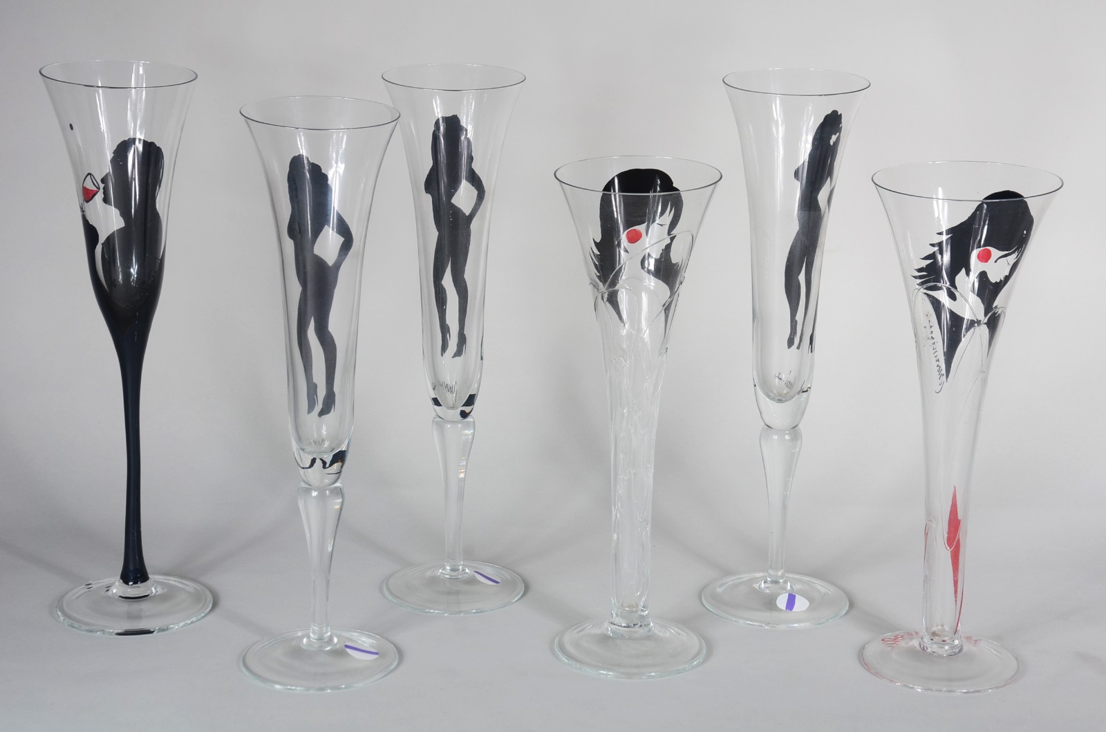 Seis flutes de vidro para champagne decoradas com figuras diversas em... - foto 8 de 8