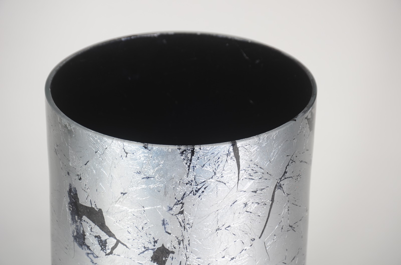 Vaso de vidro decorativo pintado de prateado. - foto 2 de 6