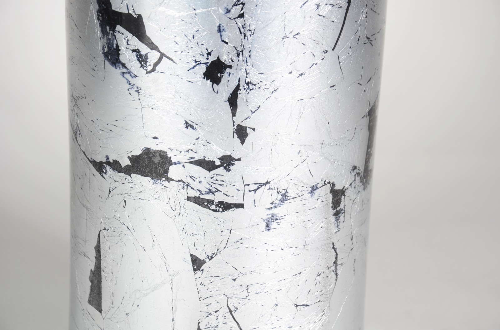 Vaso de vidro decorativo pintado de prateado. - foto 3 de 6