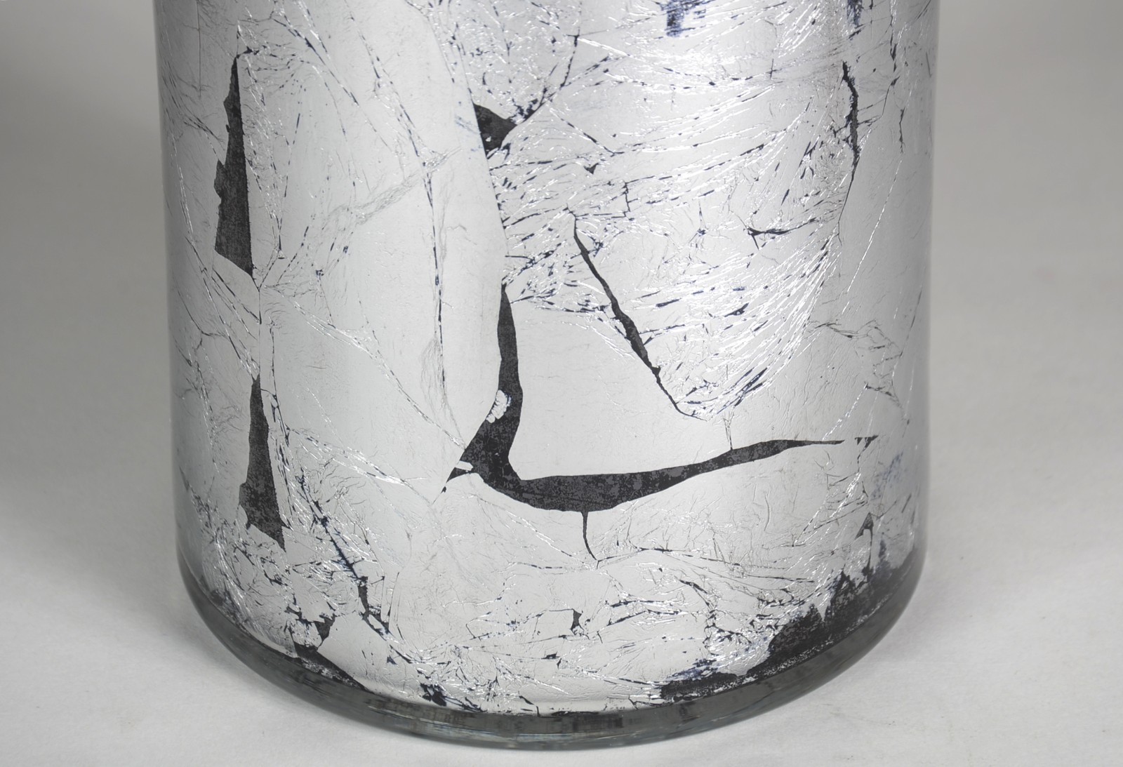 Vaso de vidro decorativo pintado de prateado. - foto 4 de 6