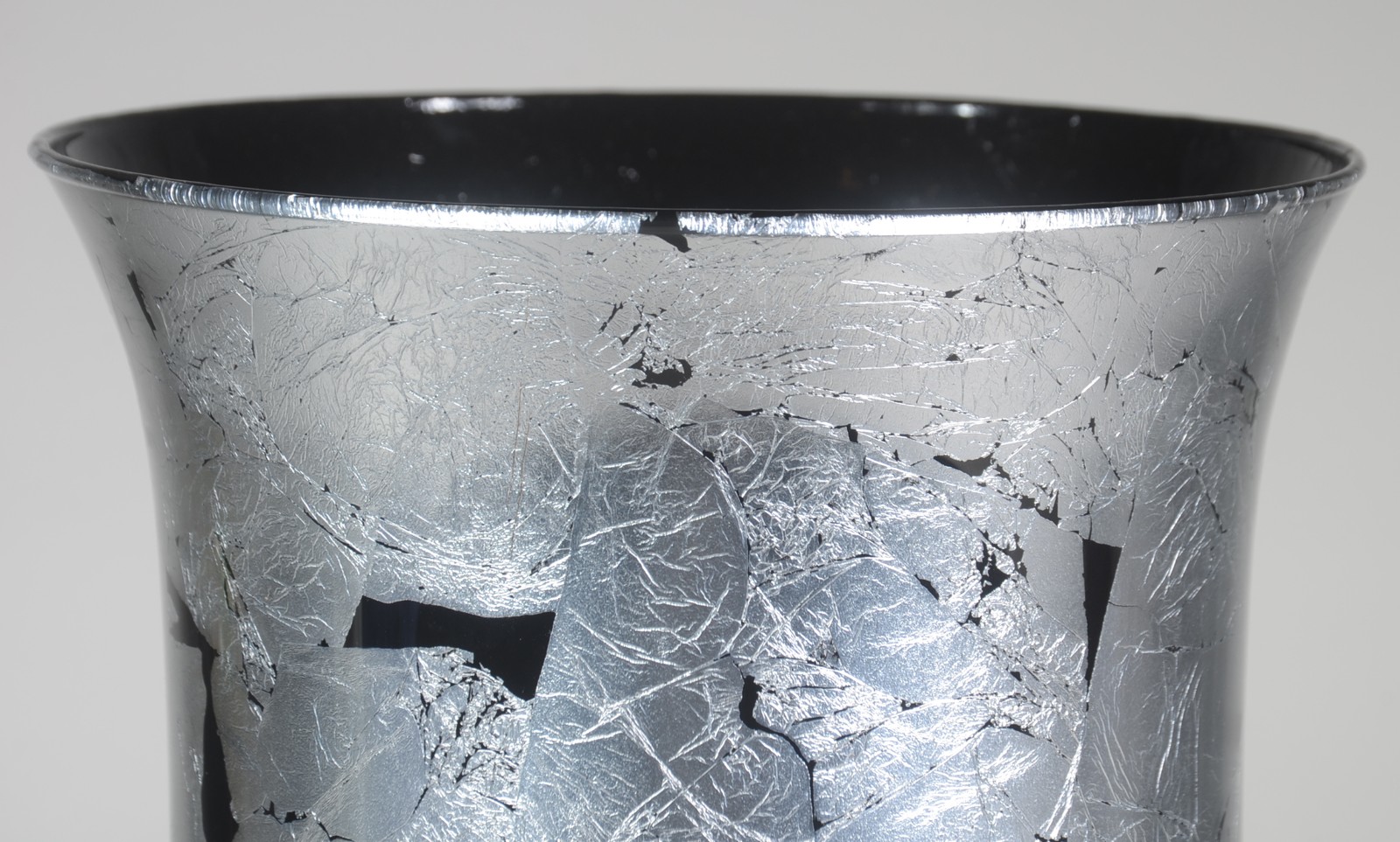 Vaso de vidro decorativo pintado de prateado. - foto 2 de 7