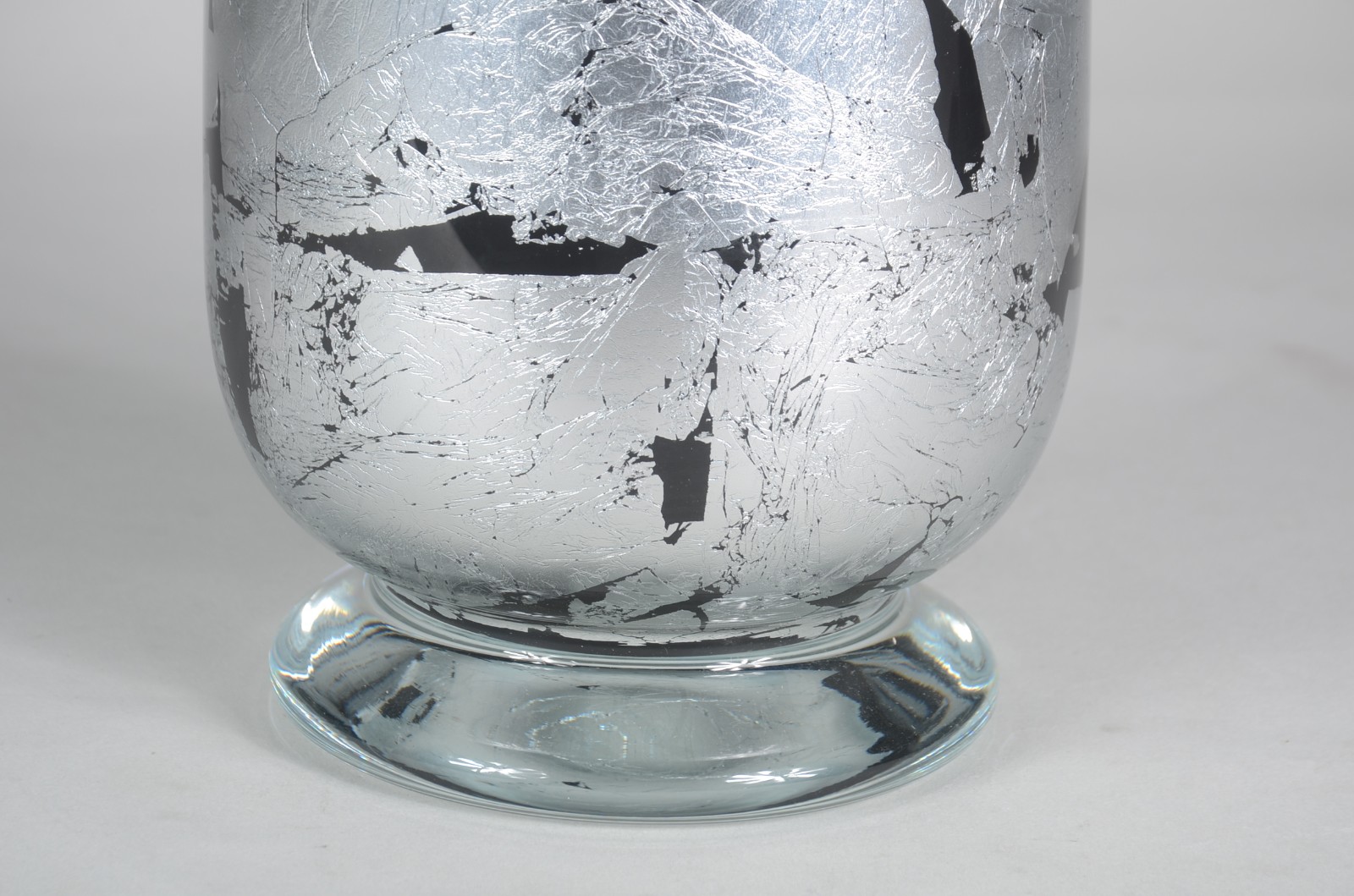 Vaso de vidro decorativo pintado de prateado. - foto 3 de 7