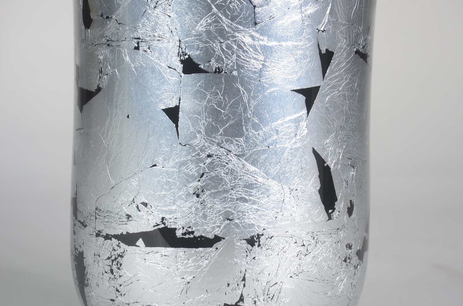 Vaso de vidro decorativo pintado de prateado. - foto 5 de 7