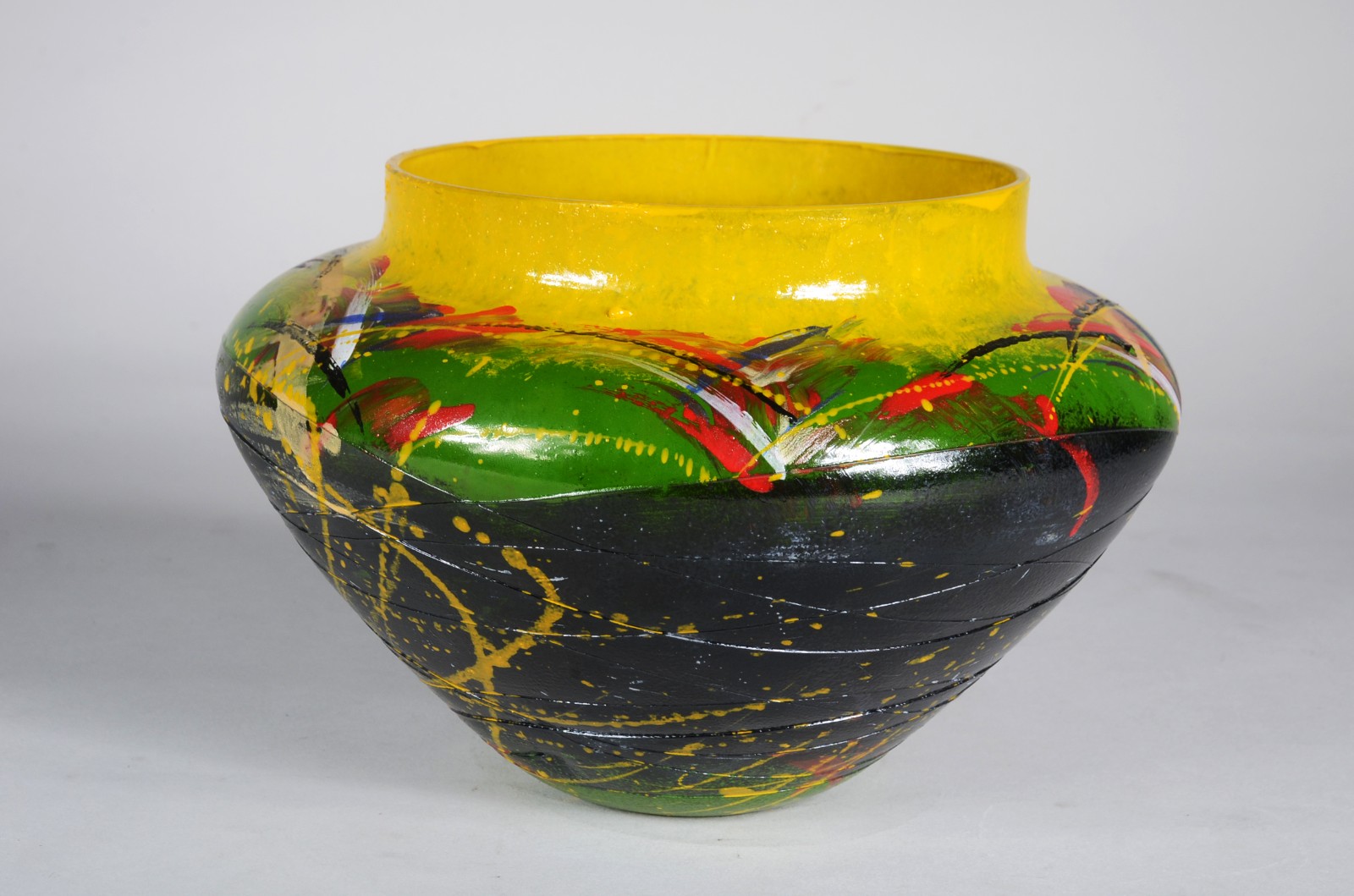 Vaso de vidro decorativo pintado em mesclas coloridas. - foto 2 de 5