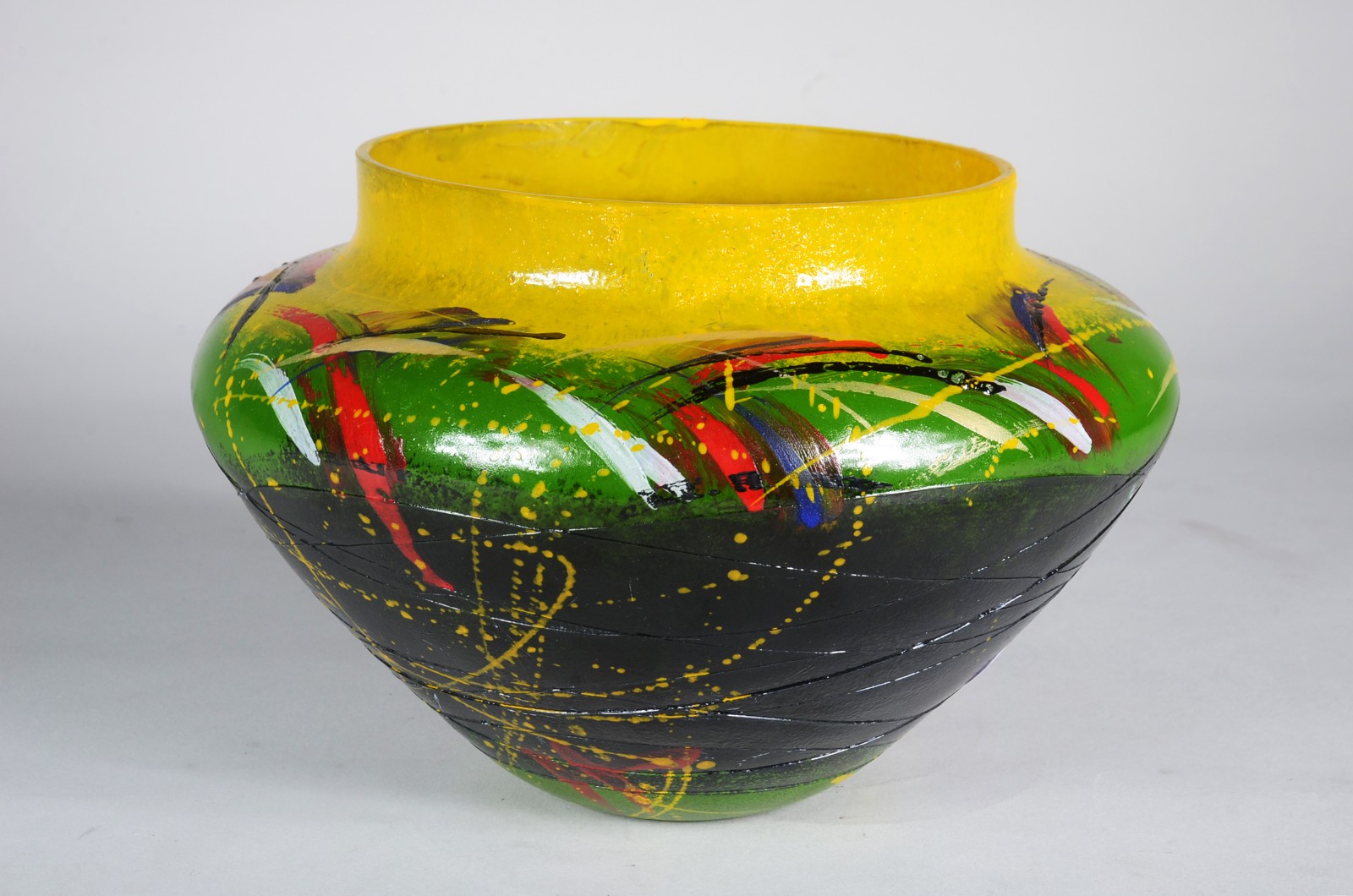 Vaso de vidro decorativo pintado em mesclas coloridas. - foto 3 de 5