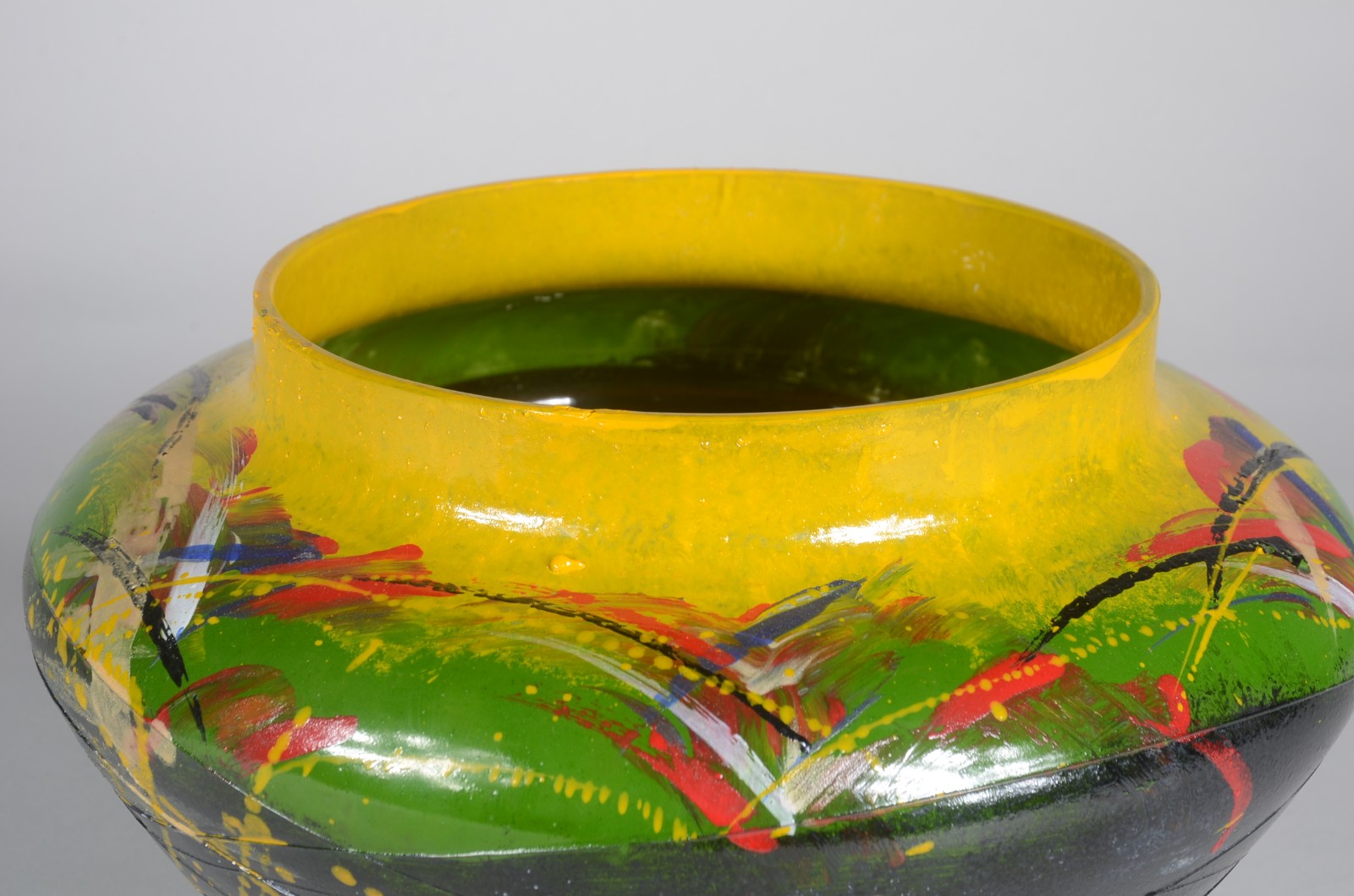 Vaso de vidro decorativo pintado em mesclas coloridas. - foto 4 de 5