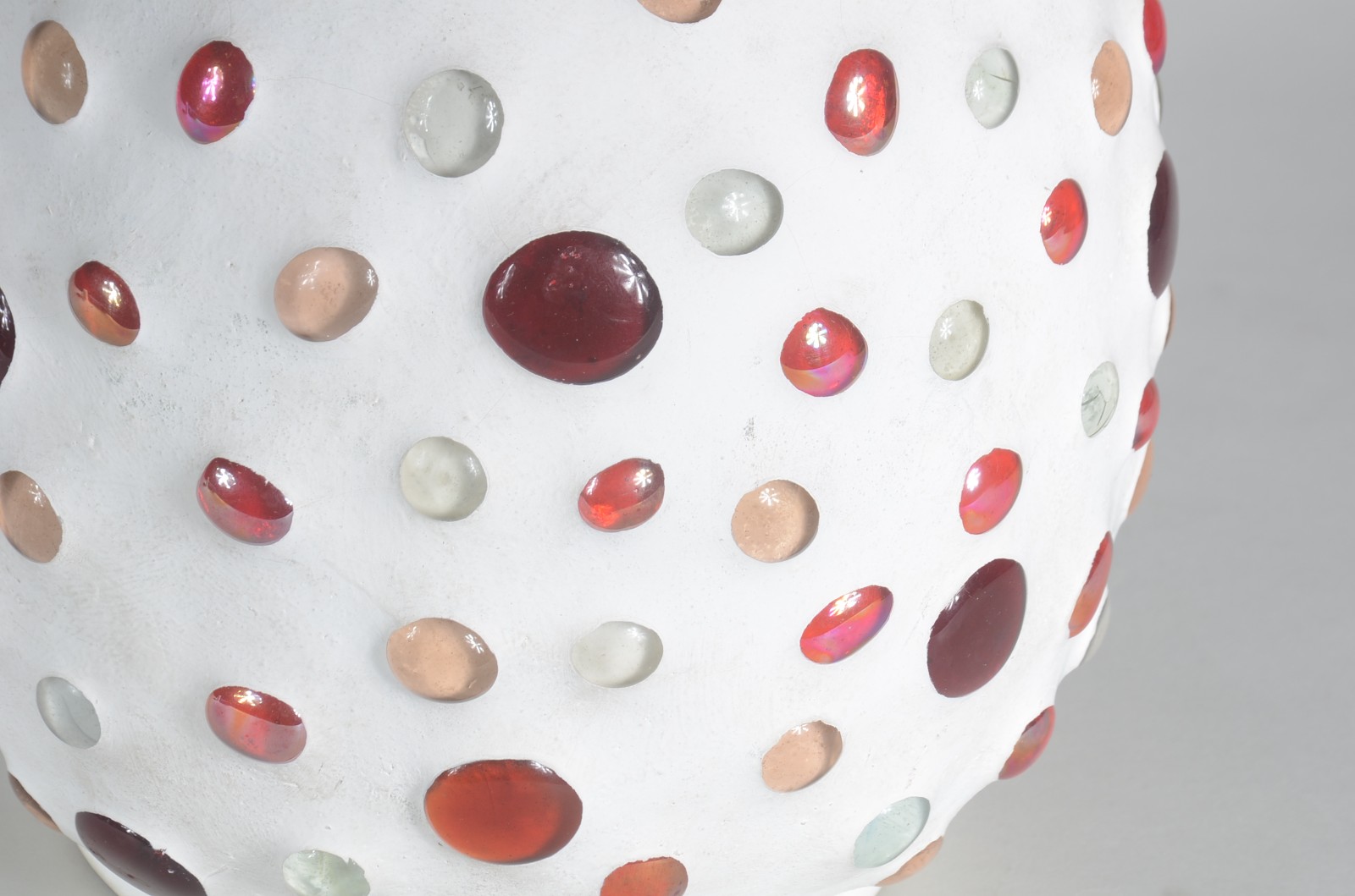 Vaso decorativo de cerâmica pintada de branco com pedras coloridas. - foto 3 de 6