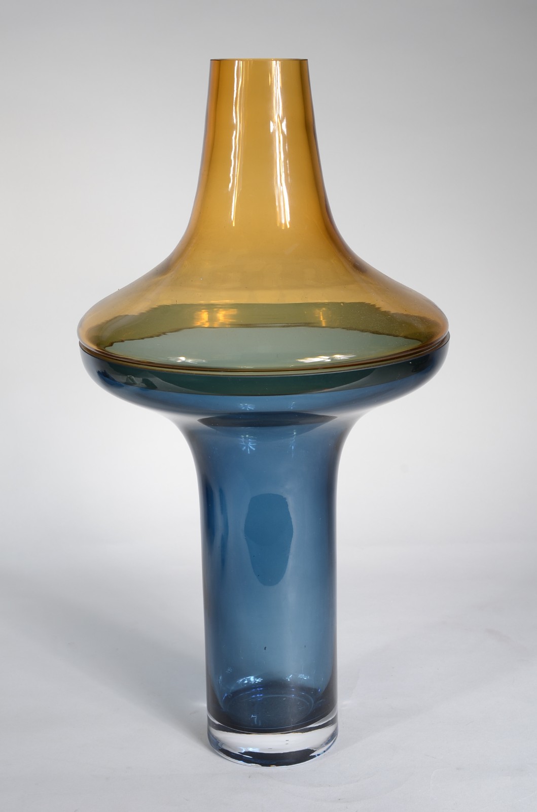 Vaso de vidro decorativo nos tons azul e amarelo. - foto 1 de 3