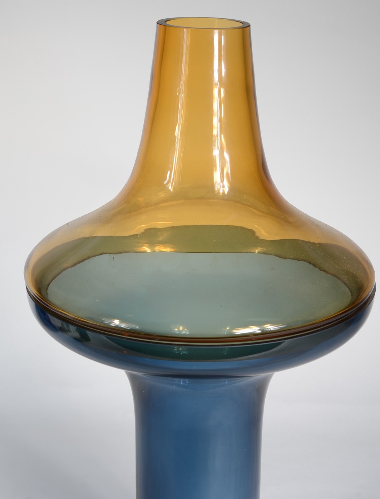 Vaso de vidro decorativo nos tons azul e amarelo. - foto 2 de 3