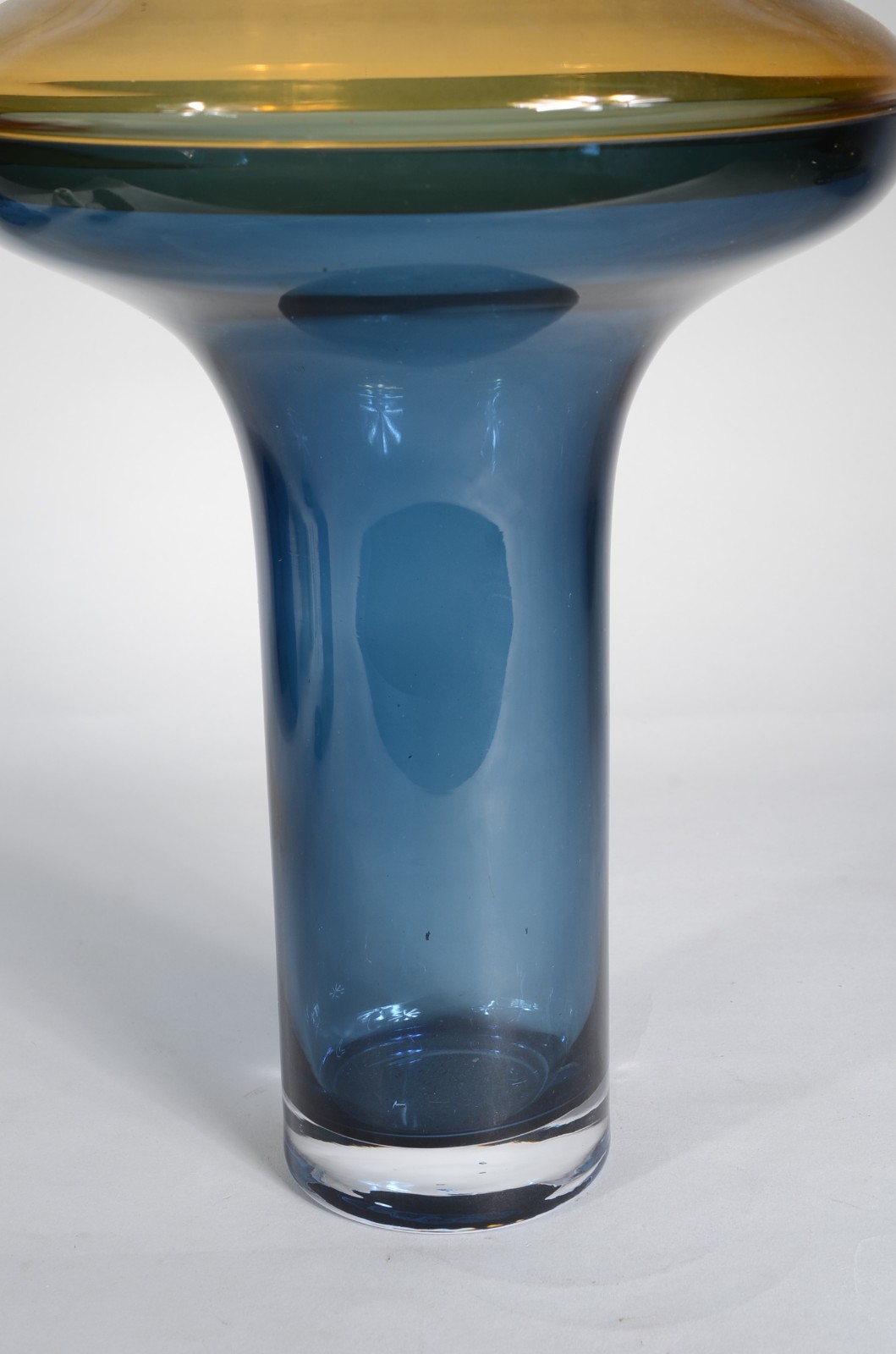 Vaso de vidro decorativo nos tons azul e amarelo. - foto 3 de 3