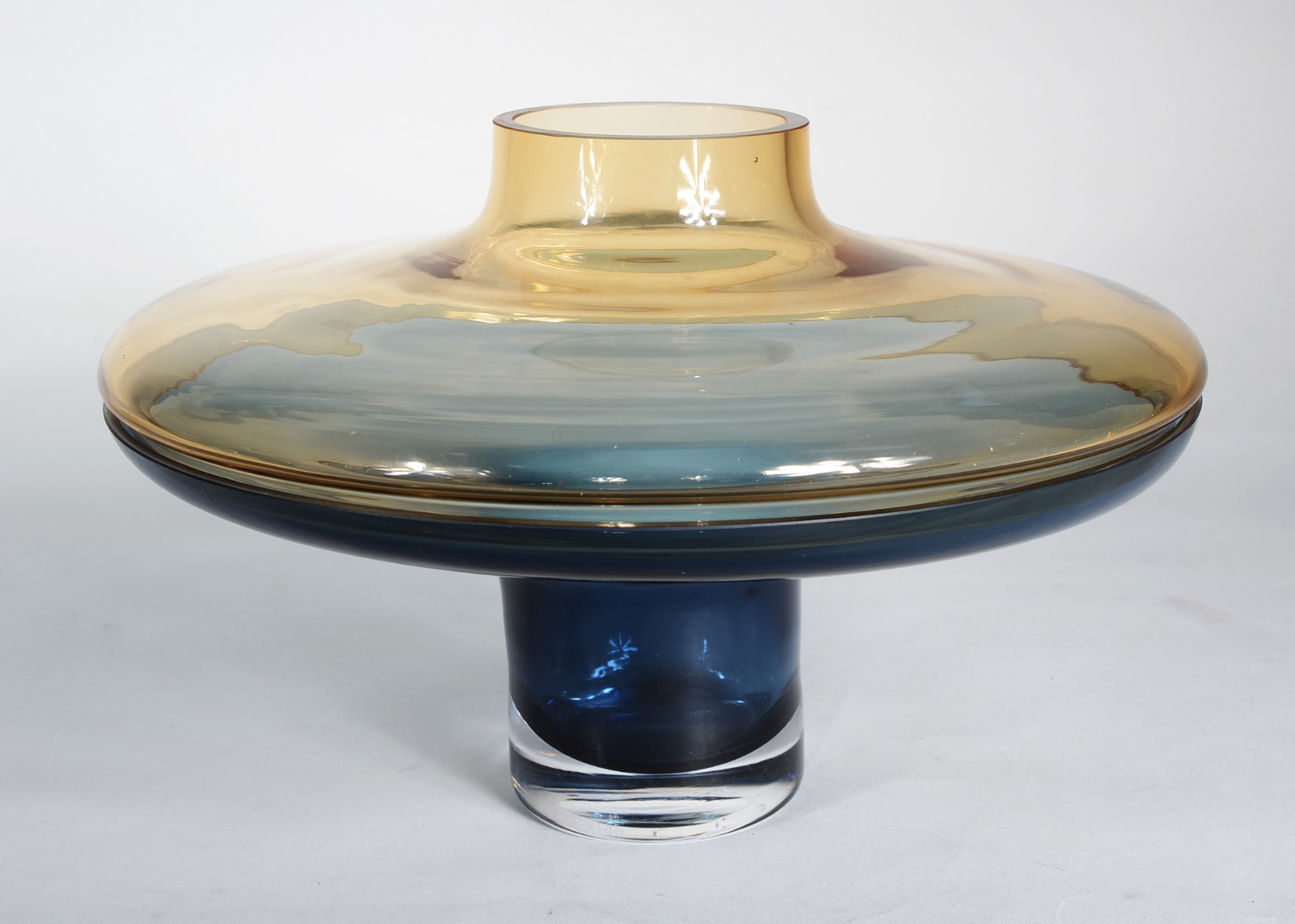 Vaso de vidro decorativo nos tons azul e amarelo, dividido em duas... - foto 1 de 3