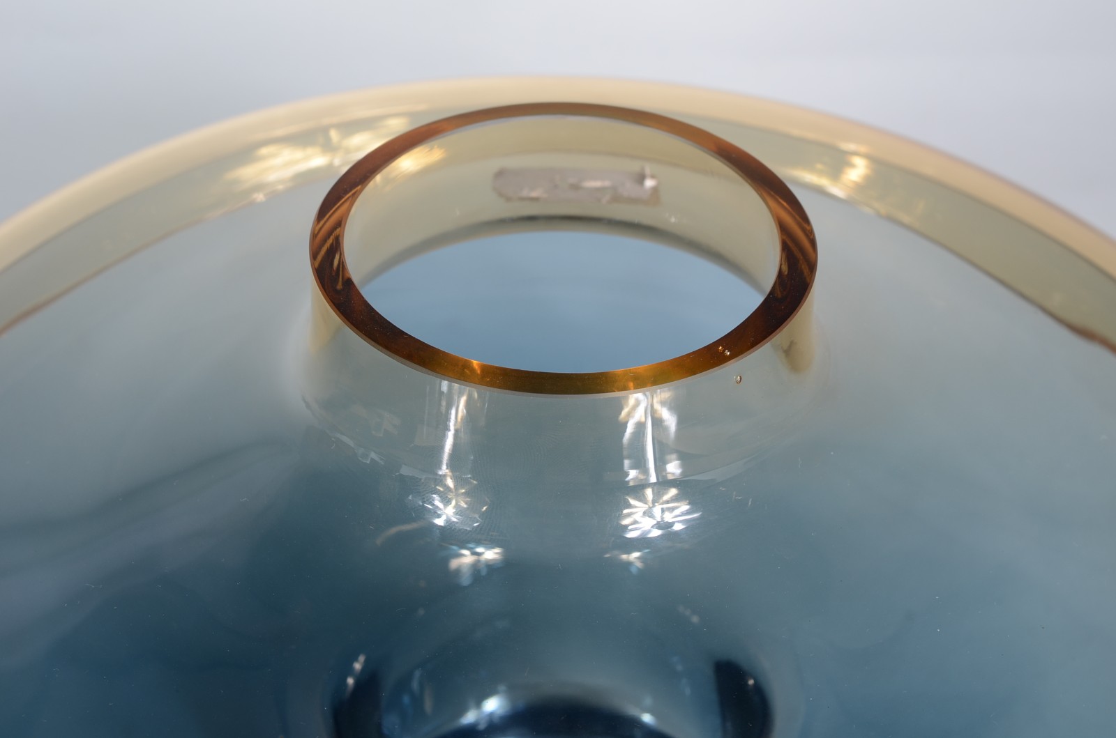 Vaso de vidro decorativo nos tons azul e amarelo, dividido em duas... - foto 2 de 3