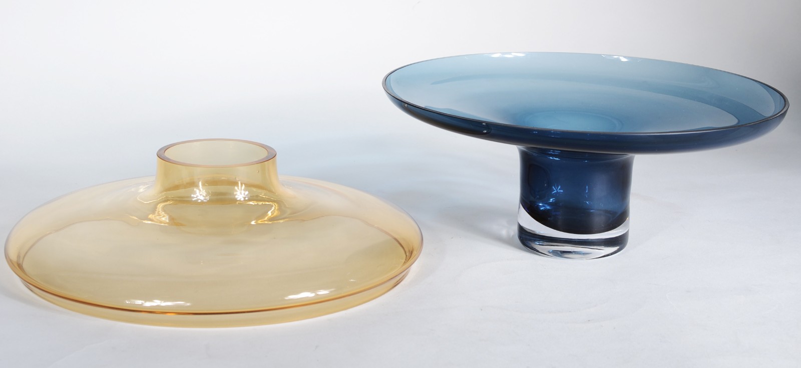 Vaso de vidro decorativo nos tons azul e amarelo, dividido em duas... - foto 3 de 3