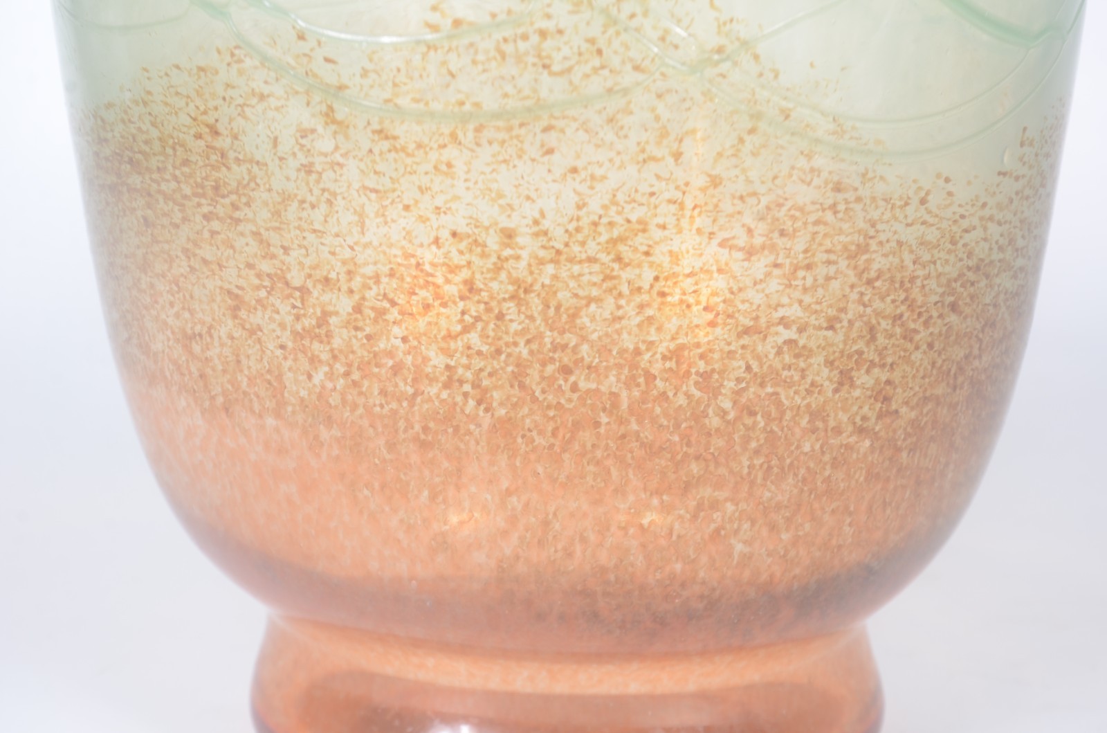 Vaso de murano degrade âmbar/verde com trabalhos em relevo. - foto 4 de 5