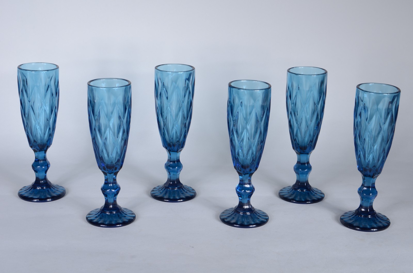 Seis flutes para champagne de vidro trabalhado em relevo na cor azul. - foto 1 de 5