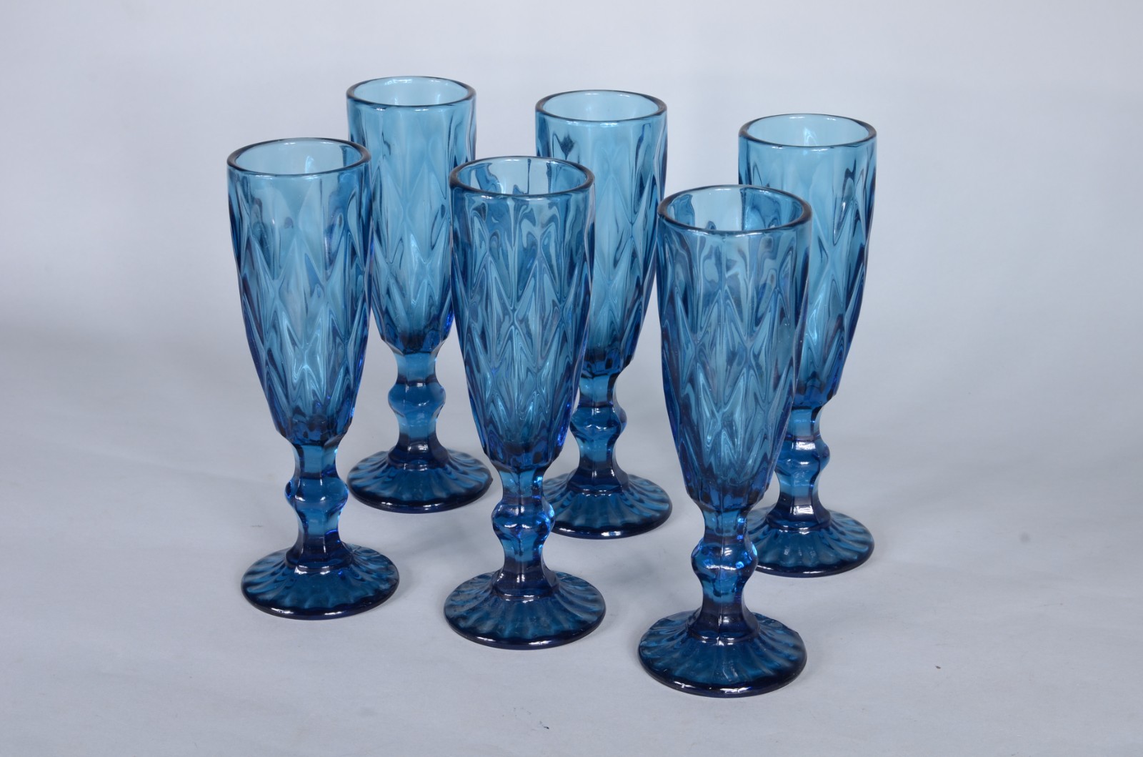 Seis flutes para champagne de vidro trabalhado em relevo na cor azul. - foto 2 de 5