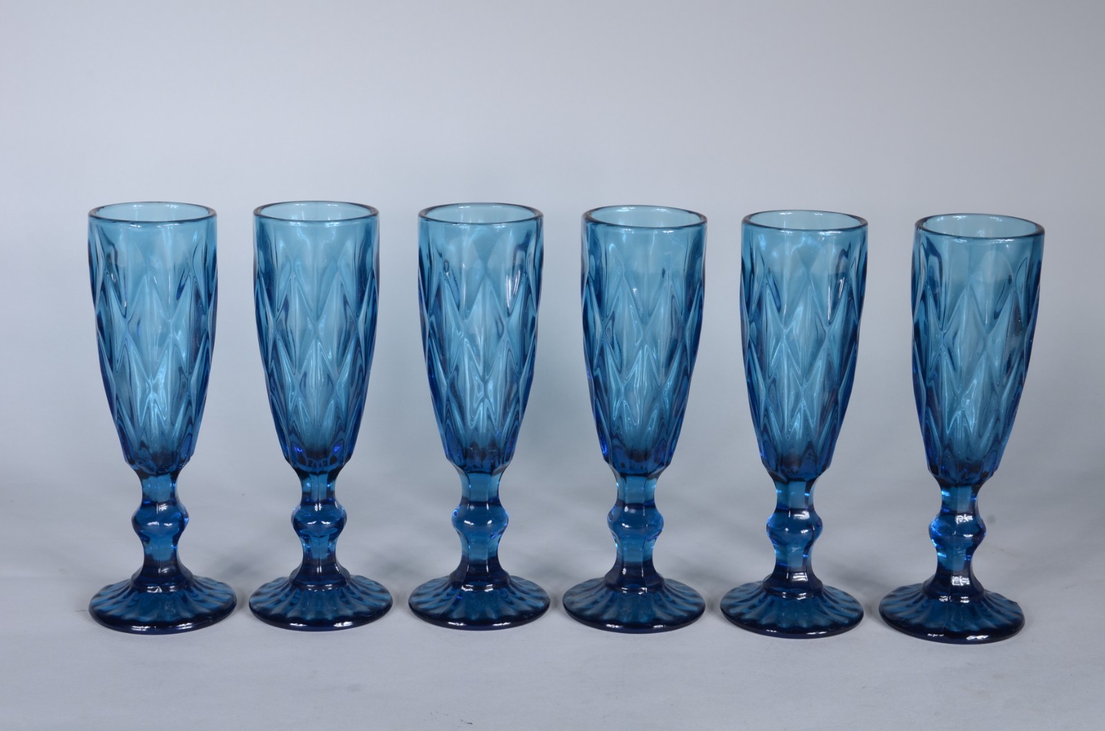 Seis flutes para champagne de vidro trabalhado em relevo na cor azul. - foto 3 de 5