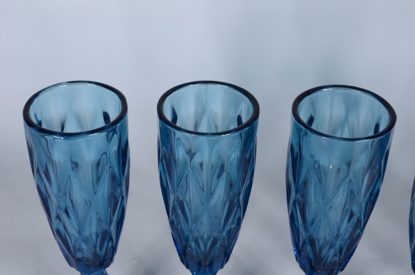 Seis flutes para champagne de vidro trabalhado em relevo na cor azul. - foto 4 de 5