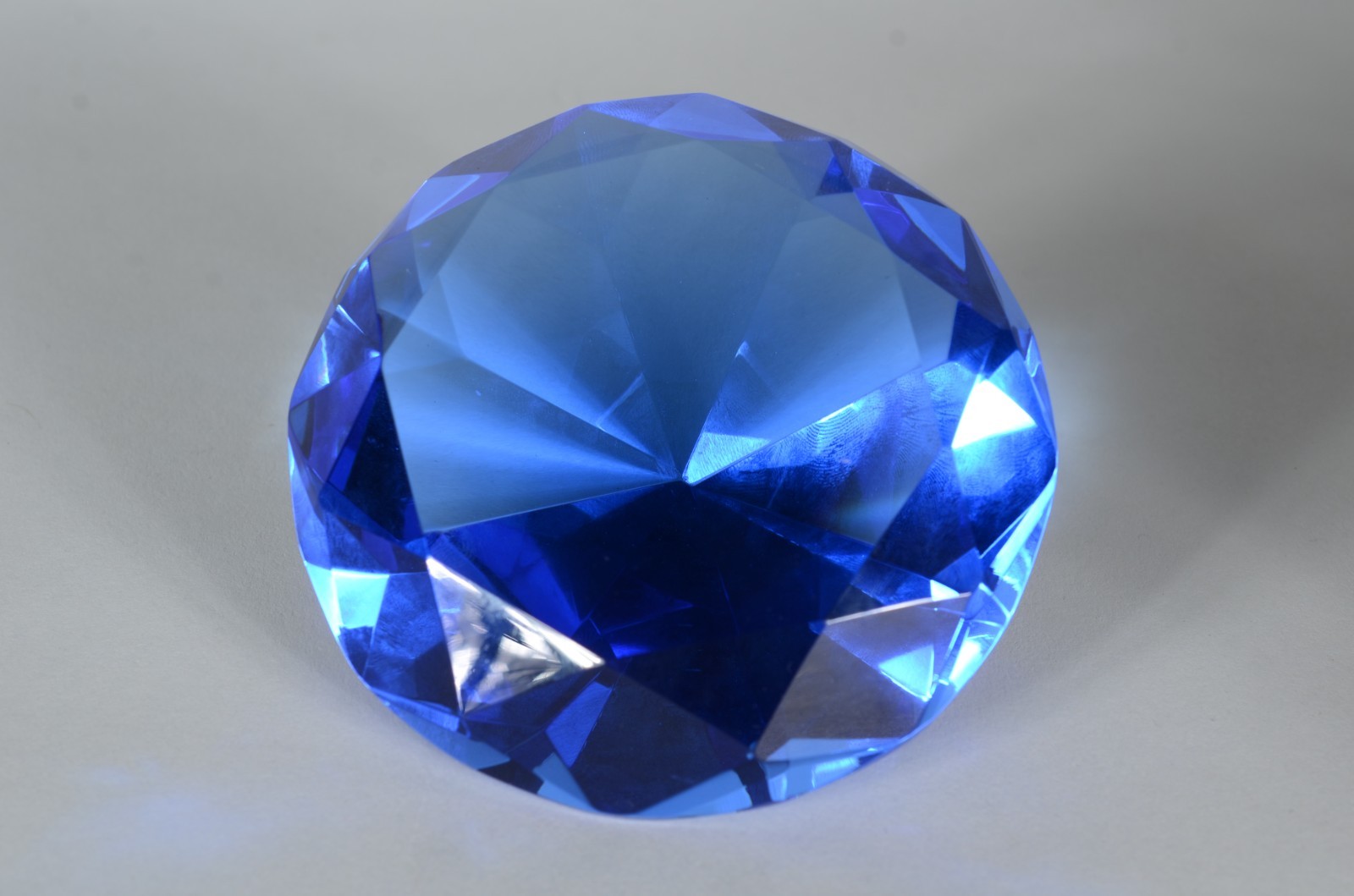 Enfeite de cristal na forma de "diamante azul ", no estojo. - foto 3 de 3