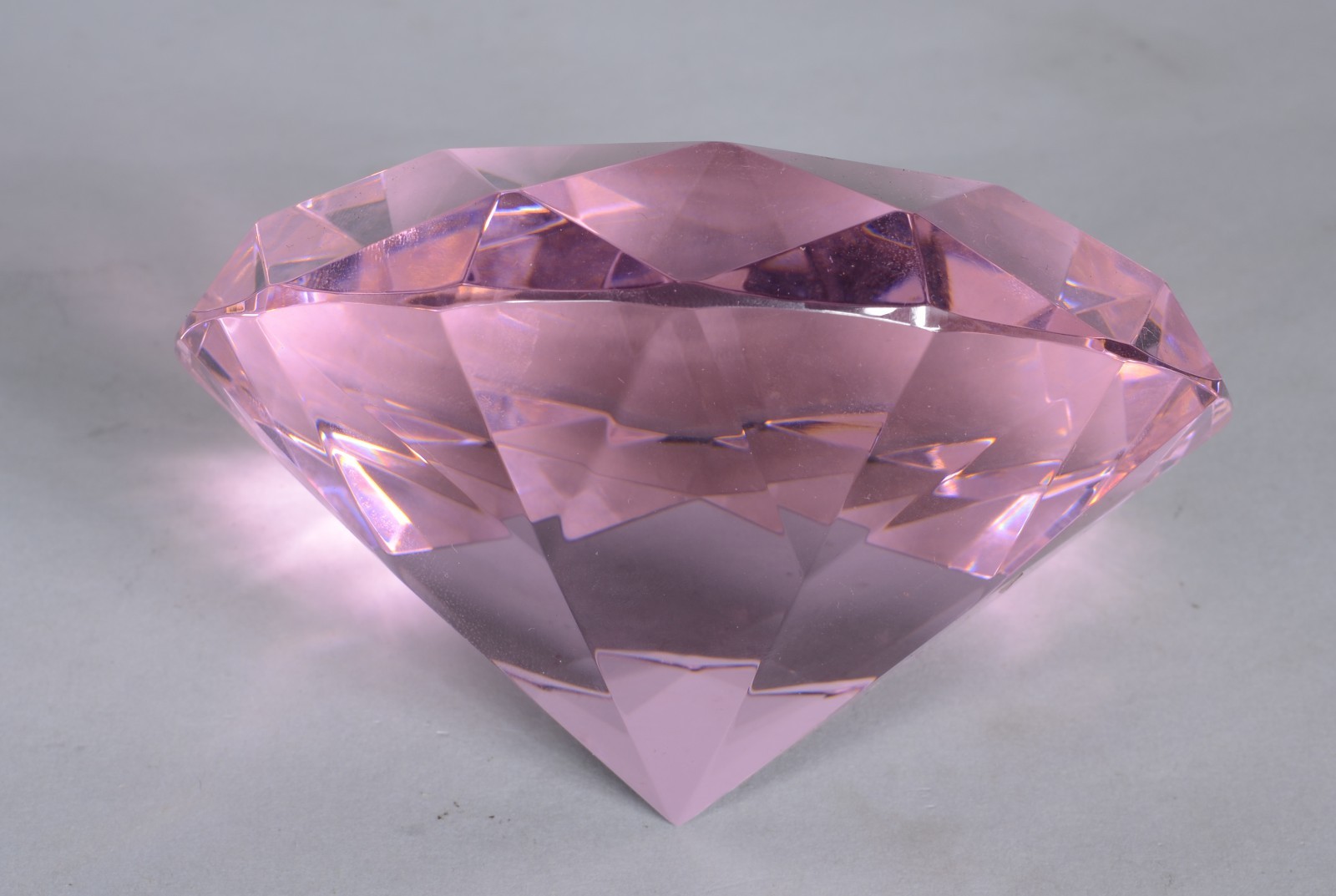 Enfeite de cristal na forma de "diamante rosa", no estojo. - foto 3 de 6