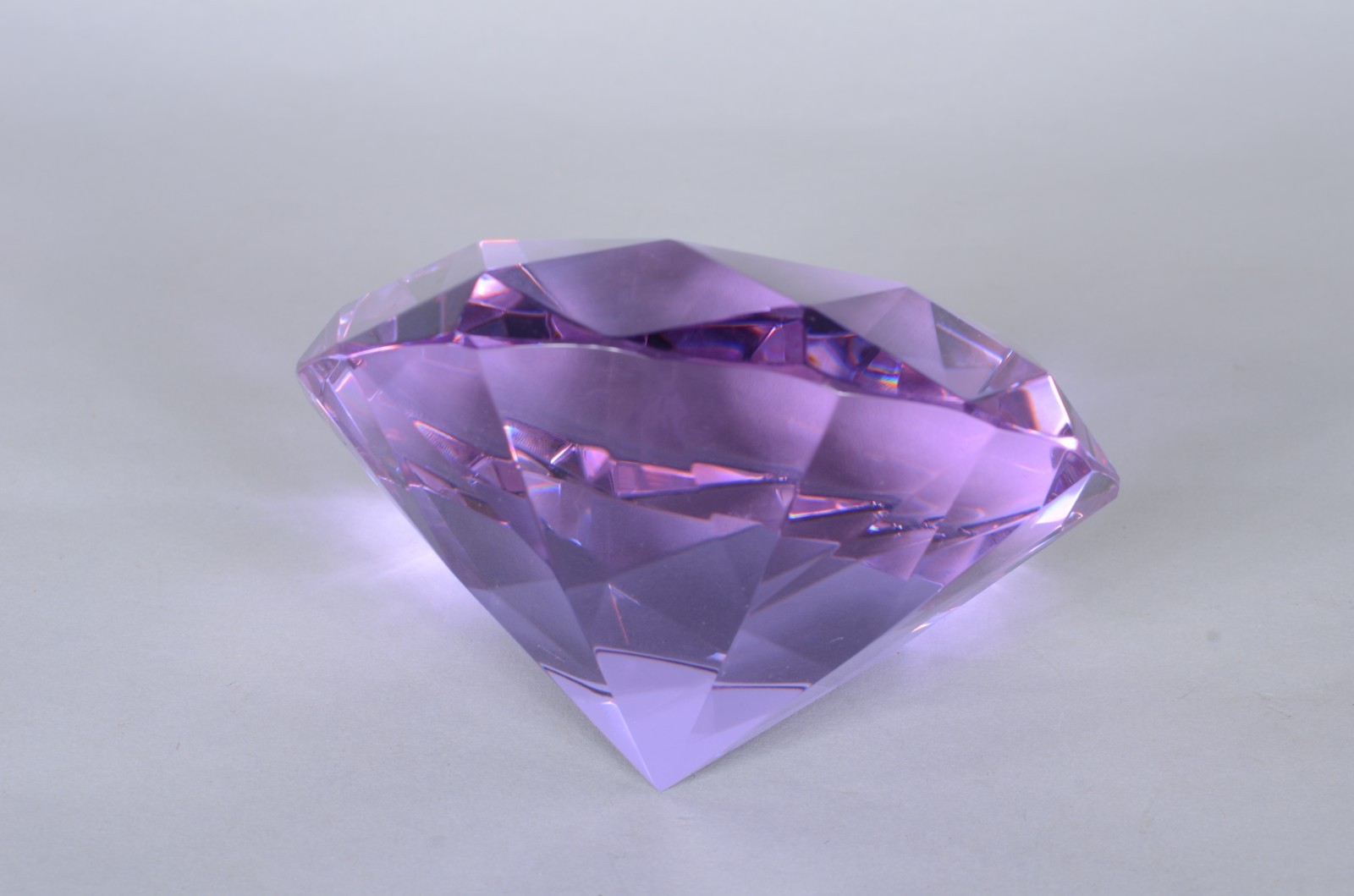Enfeite de cristal na forma de "diamante lilás", no estojo. - foto 2 de 5
