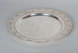Tiffany & Co. (1837),  - Prato infantil "Arca de Noé" de prata Sterling contrastada, borda trabalhada com arca/casa e figuras de diversos animais em relevo. Peso da prata: 200
