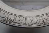 Tiffany & Co. (1837),  - Prato infantil "Arca de Noé" de prata Sterling contrastada, borda trabalhada com arca/casa e figuras de diversos animais em relevo. Peso da prata: 200