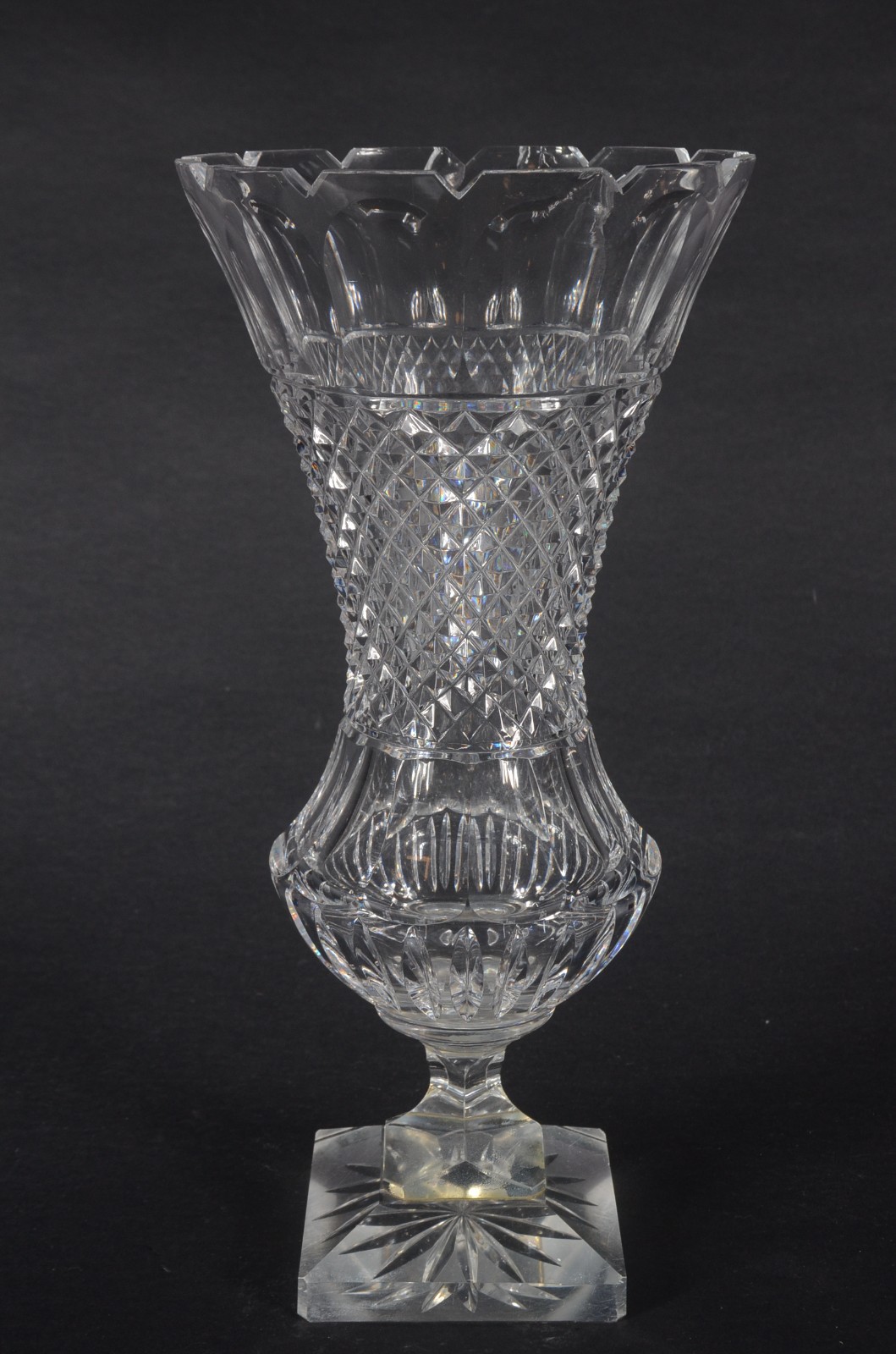 Vaso de cristal europeu, lapidação facetada e "bico de jaca". Com... - foto 1 de 10