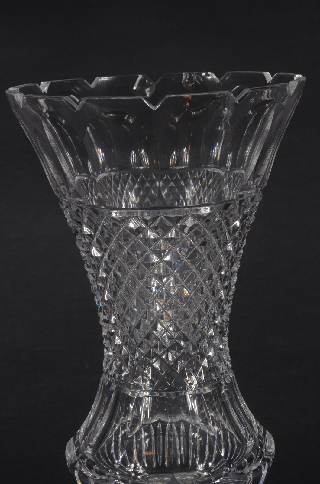 Vaso de cristal europeu, lapidação facetada e "bico de jaca". Com... - foto 2 de 10
