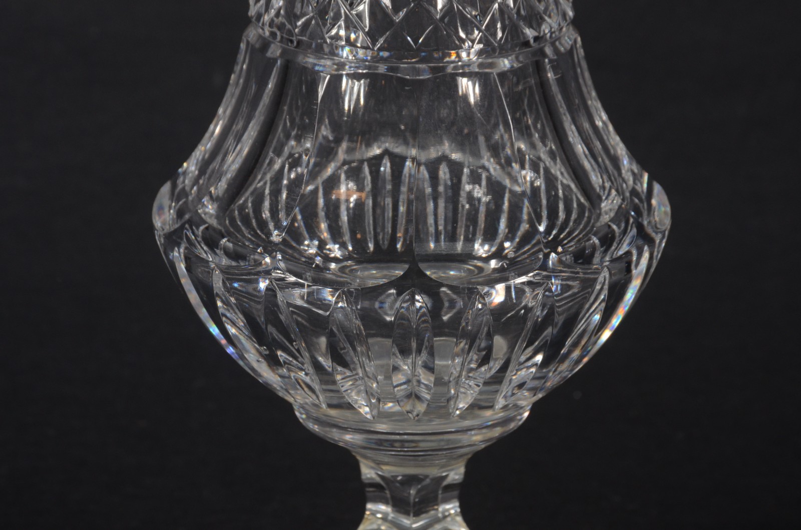 Vaso de cristal europeu, lapidação facetada e "bico de jaca". Com... - foto 3 de 10