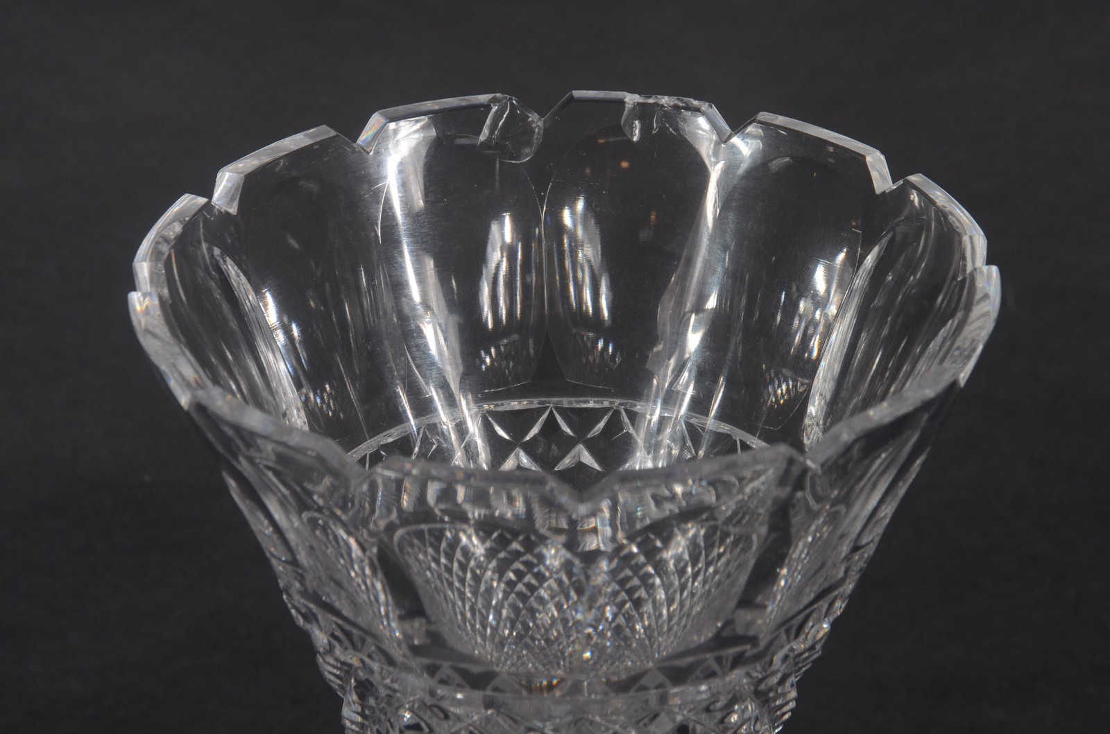 Vaso de cristal europeu, lapidação facetada e "bico de jaca". Com... - foto 5 de 10