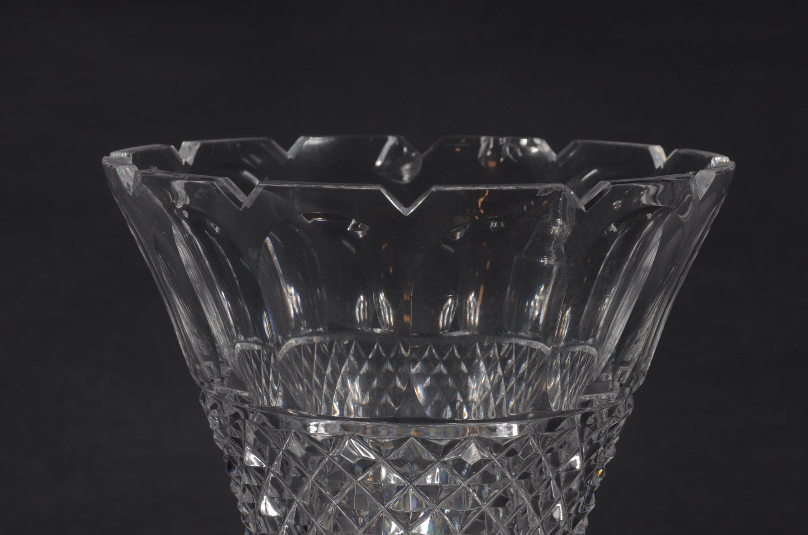 Vaso de cristal europeu, lapidação facetada e "bico de jaca". Com... - foto 7 de 10