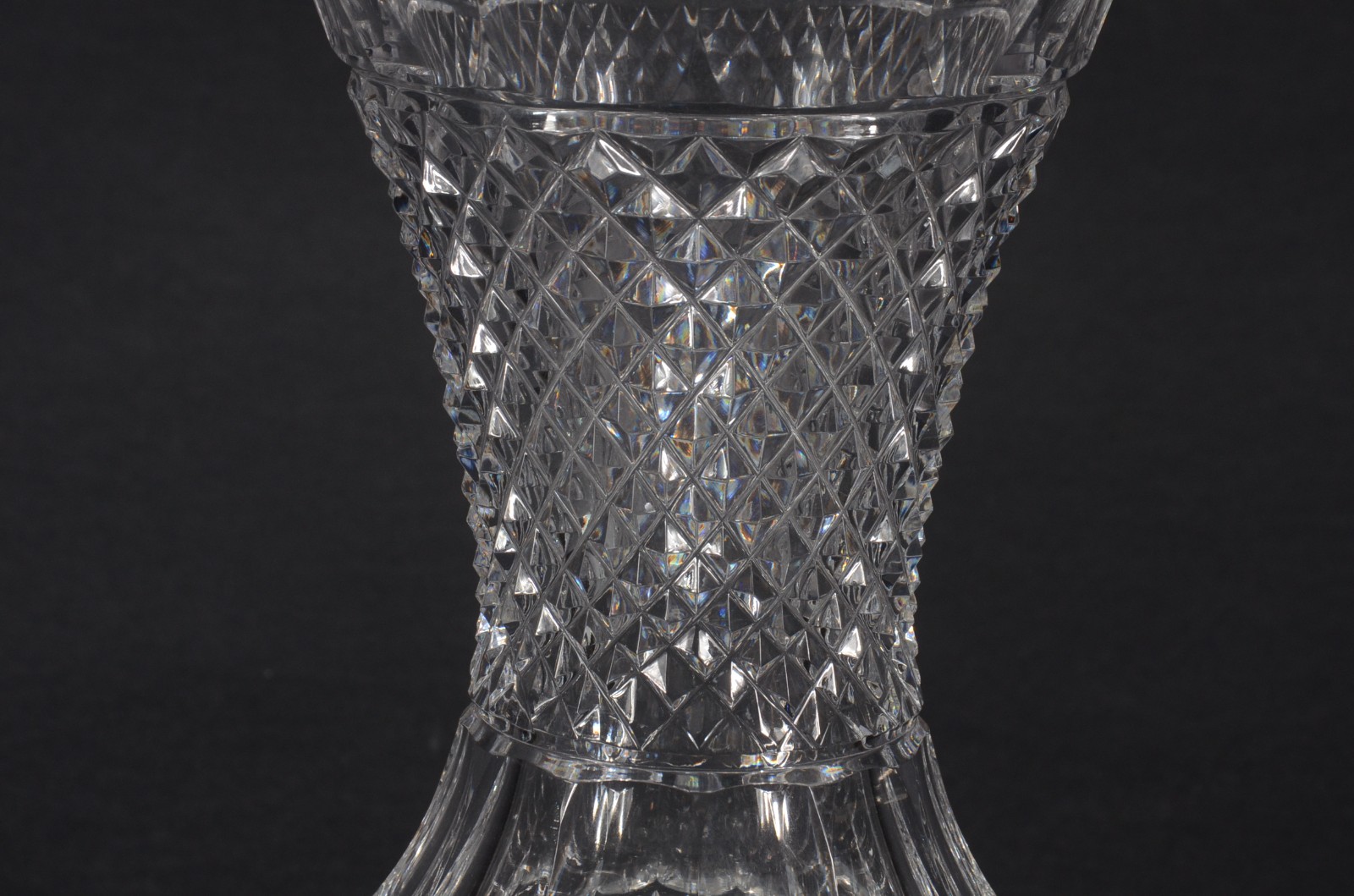 Vaso de cristal europeu, lapidação facetada e "bico de jaca". Com... - foto 8 de 10